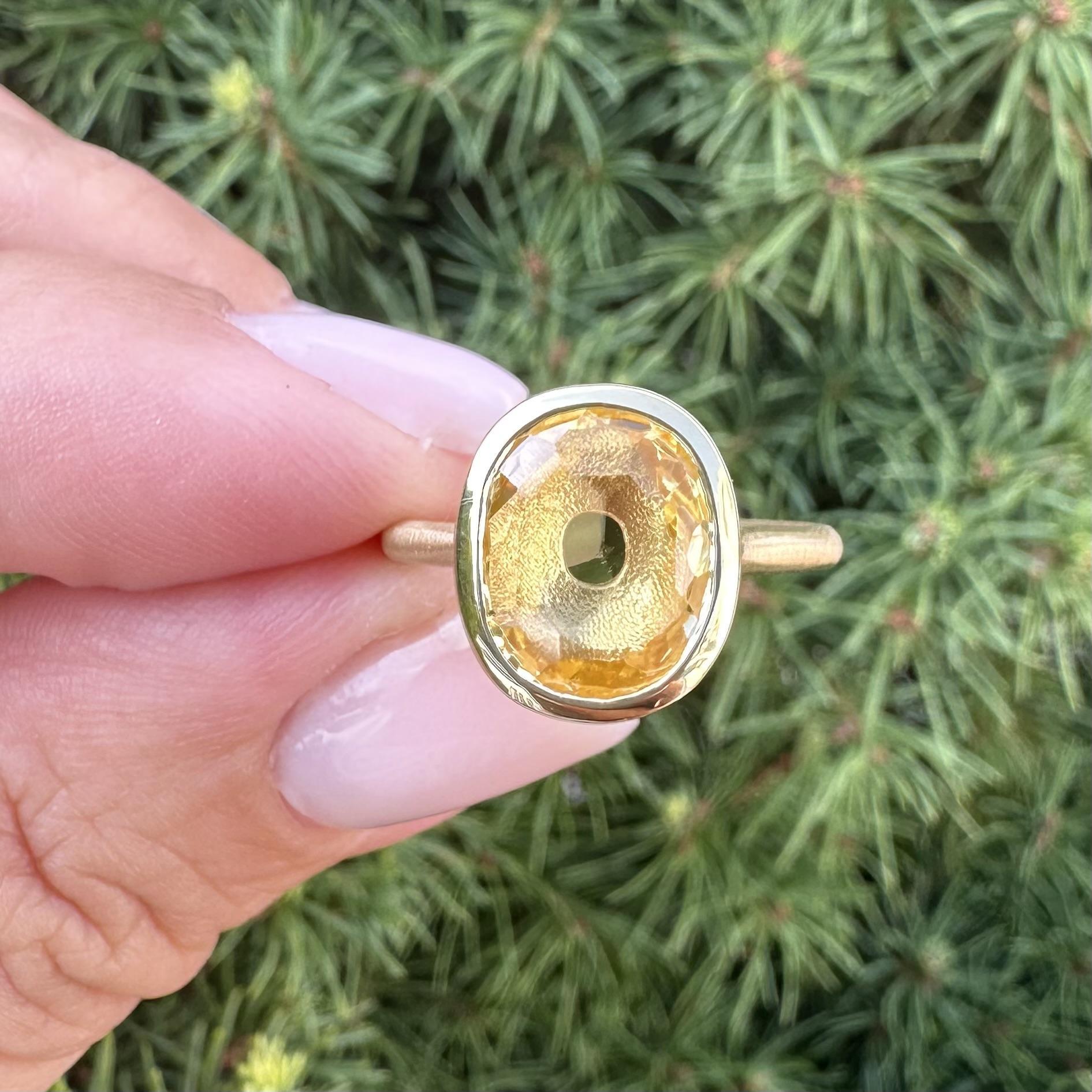 New 18k Yellow Gold GIA 4.09ct No Heat Yellow Sapphire Solitaire Brushed Ring in vendita 2