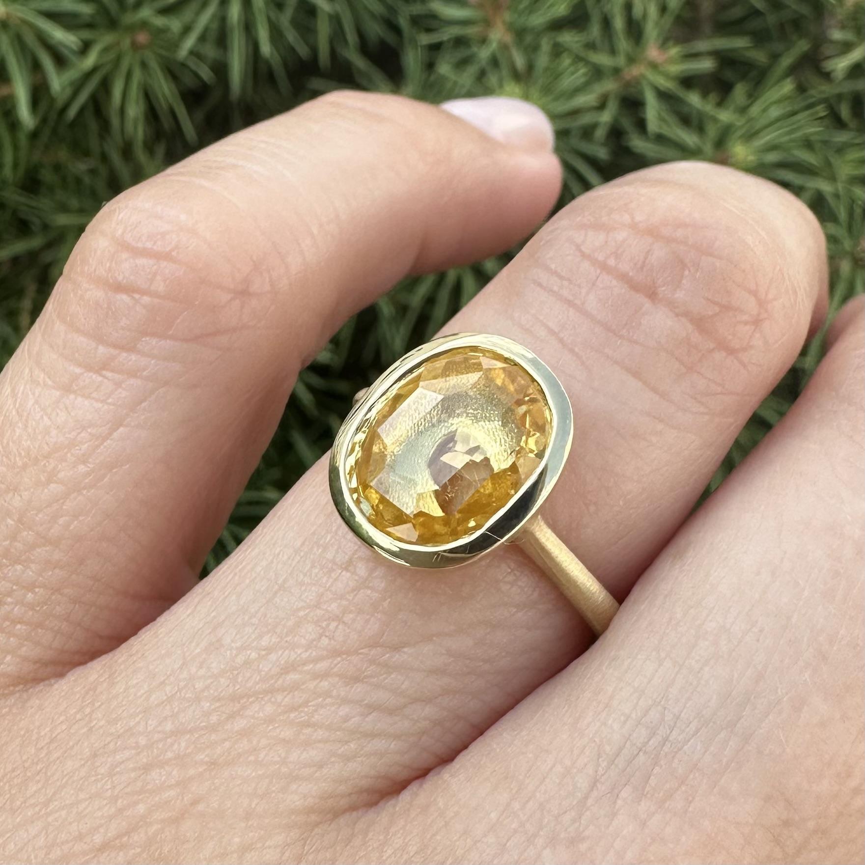 New 18k Yellow Gold GIA 4.09ct No Heat Yellow Sapphire Solitaire Brushed Ring in vendita 3