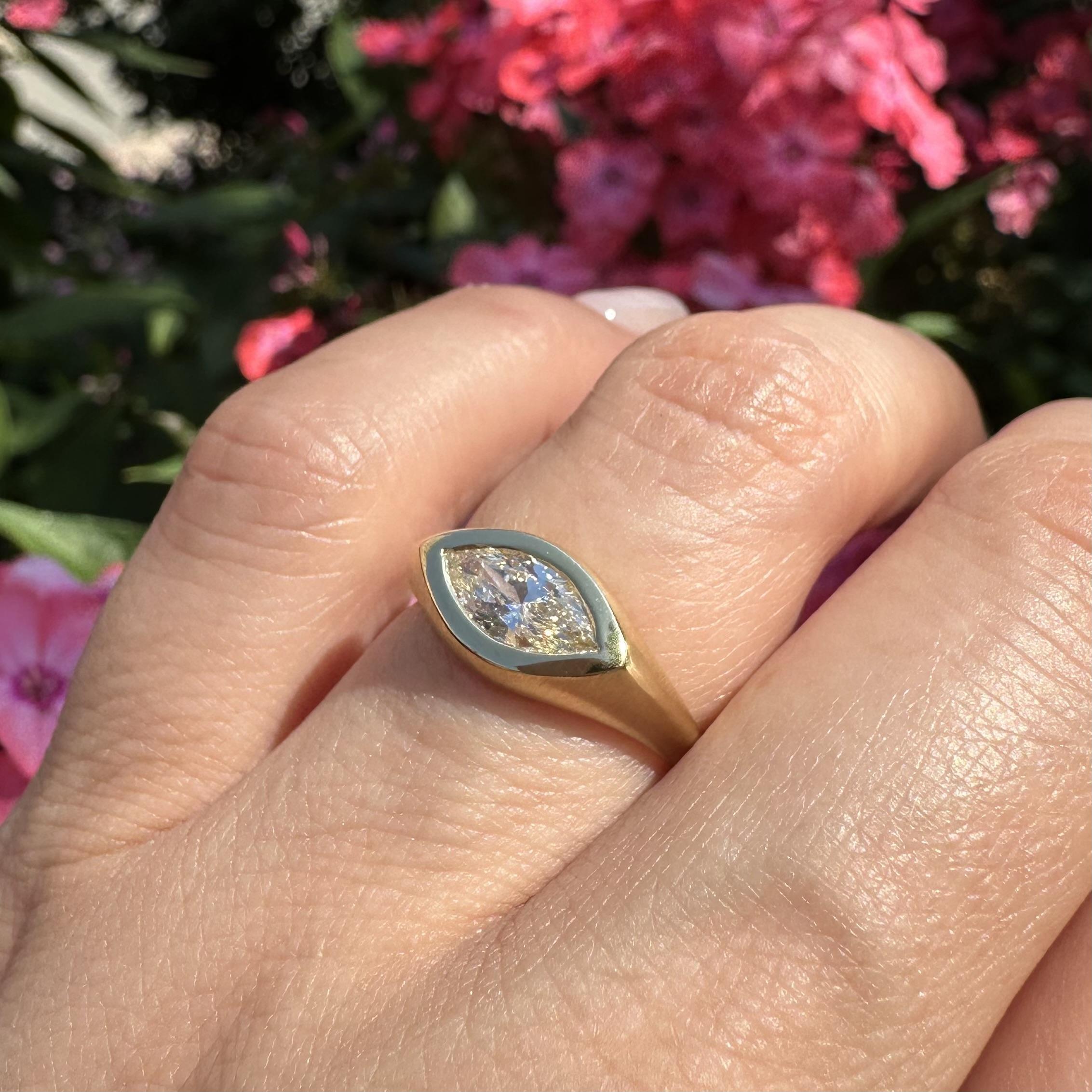 New 18k Yellow Gold GIA .70ct Marquise Bezel Diamond Matte Finish E-W Ring in vendita 6
