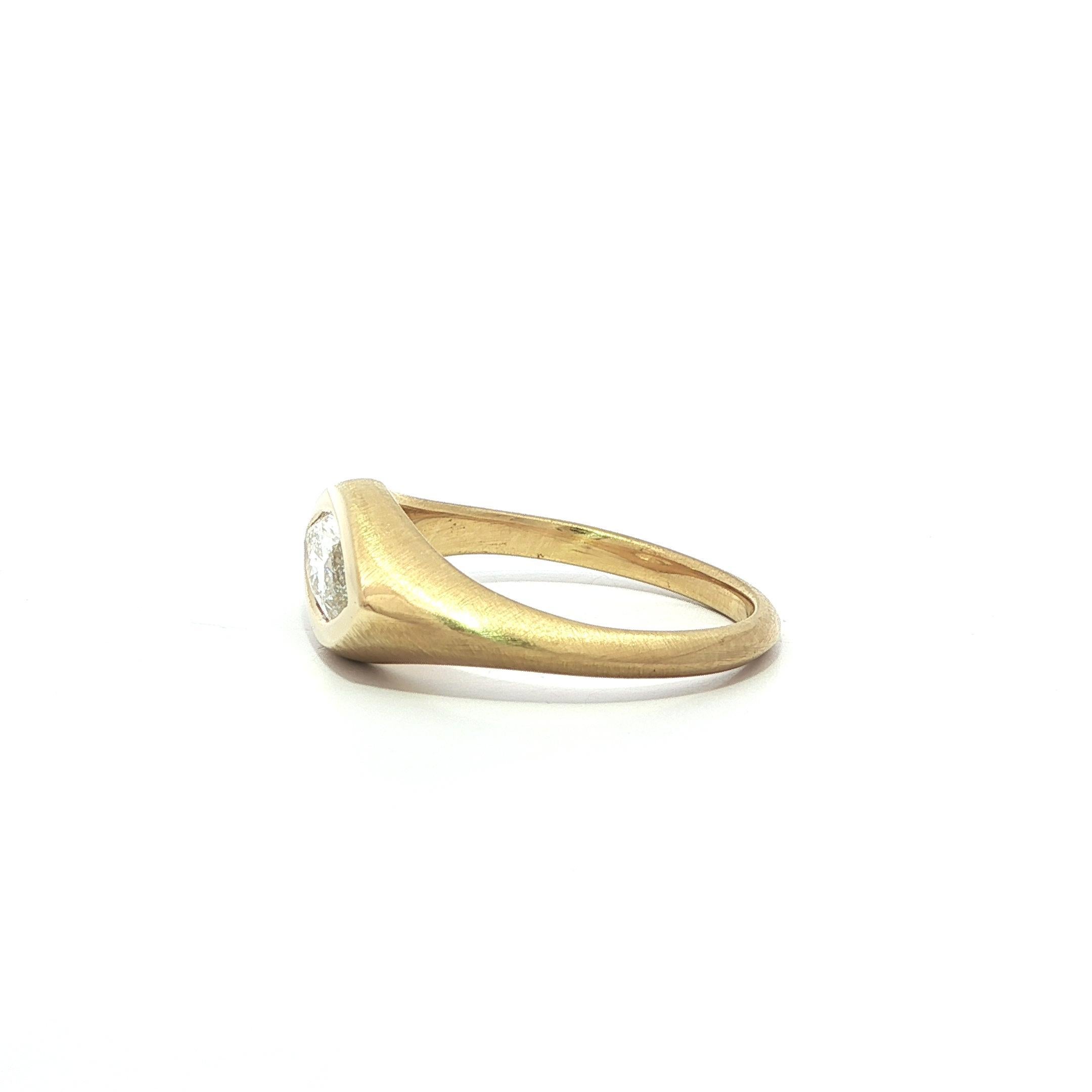 Taglio marquise New 18k Yellow Gold GIA .70ct Marquise Bezel Diamond Matte Finish E-W Ring in vendita
