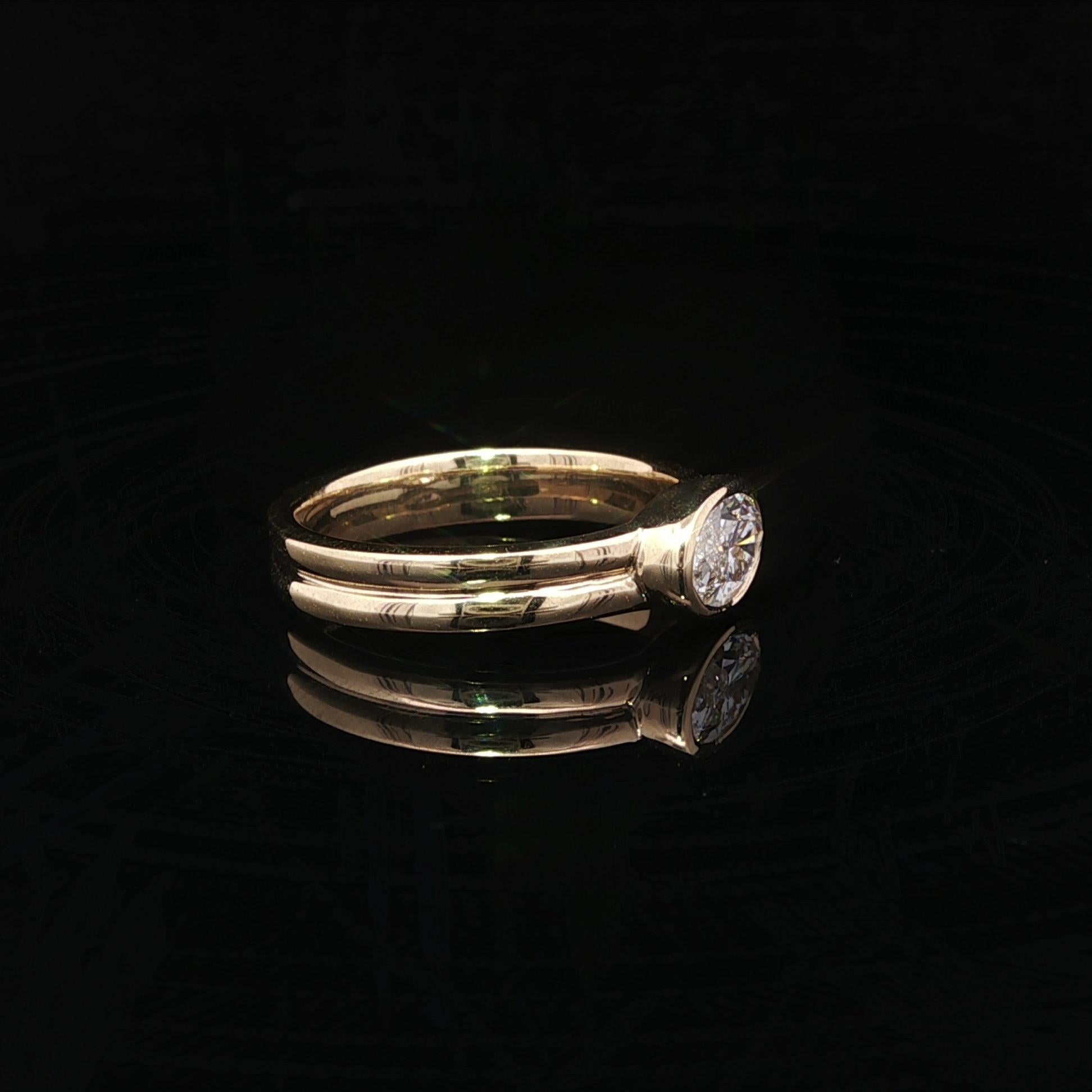 New 18k Yellow Gold GIA D VVS2 0.79ct Oval Diamond East West Bezel Band Ring in vendita 7