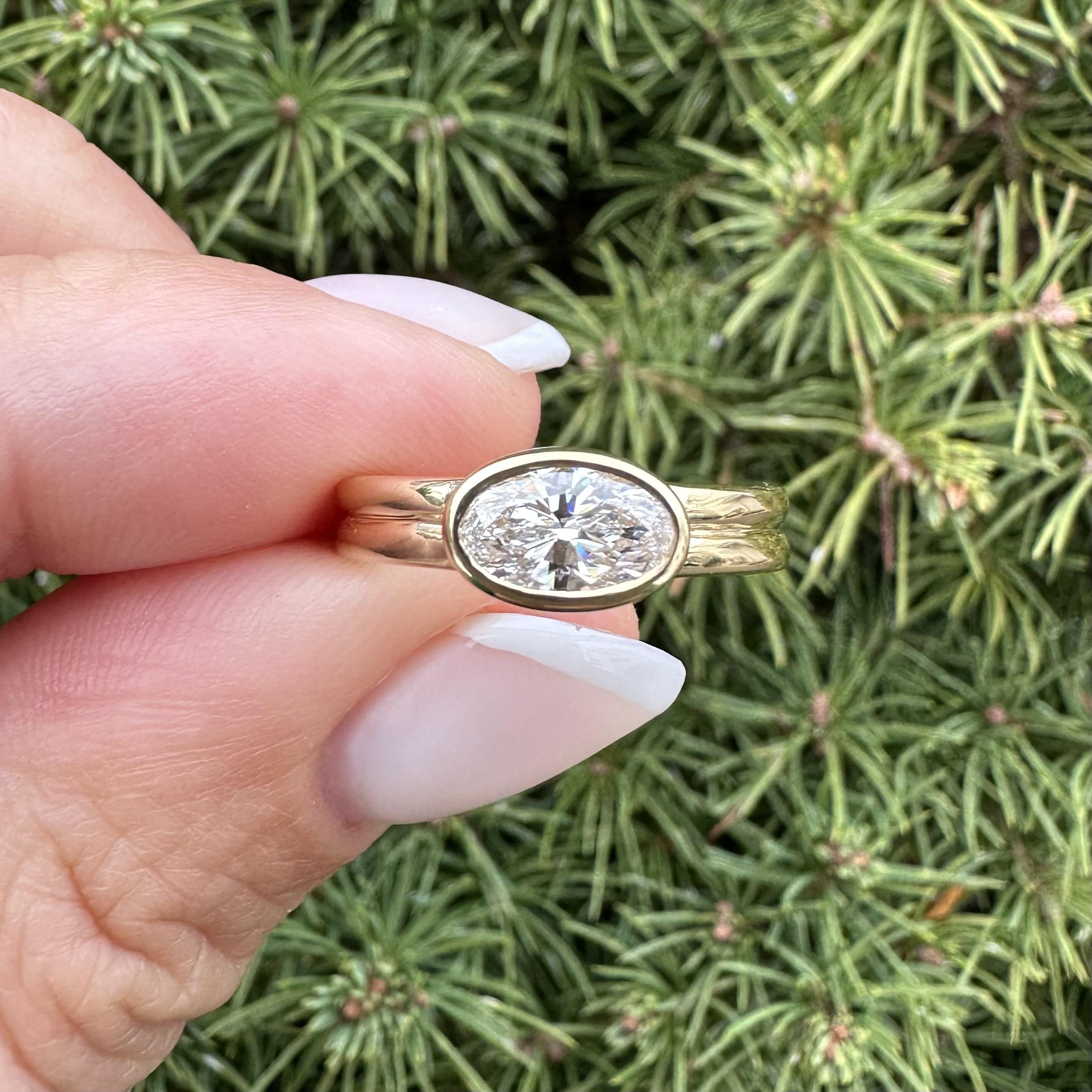 New 18k Yellow Gold GIA D VVS2 0.79ct Oval Diamond East West Bezel Band Ring in vendita 11