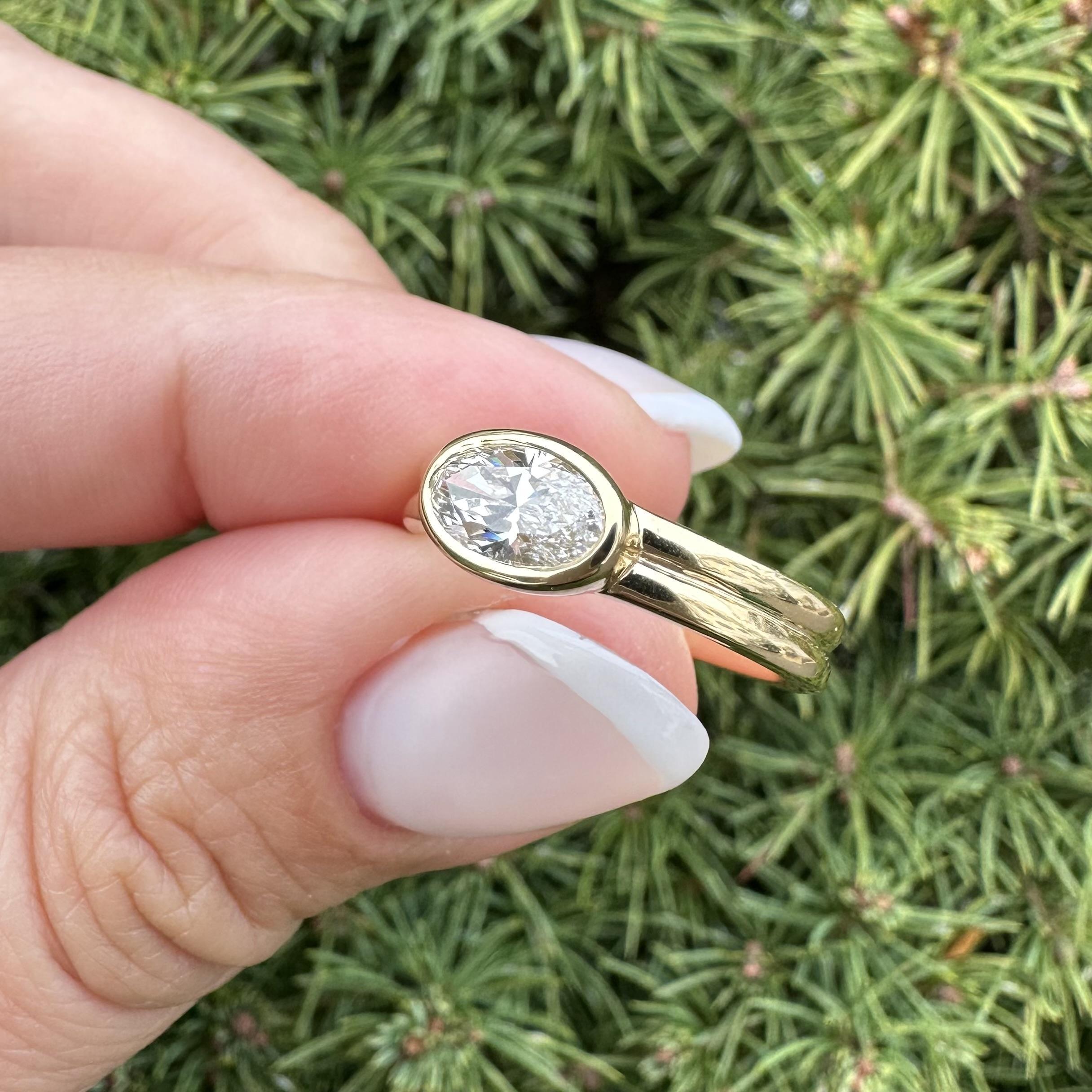 New 18k Yellow Gold GIA D VVS2 0.79ct Oval Diamond East West Bezel Band Ring in vendita 12