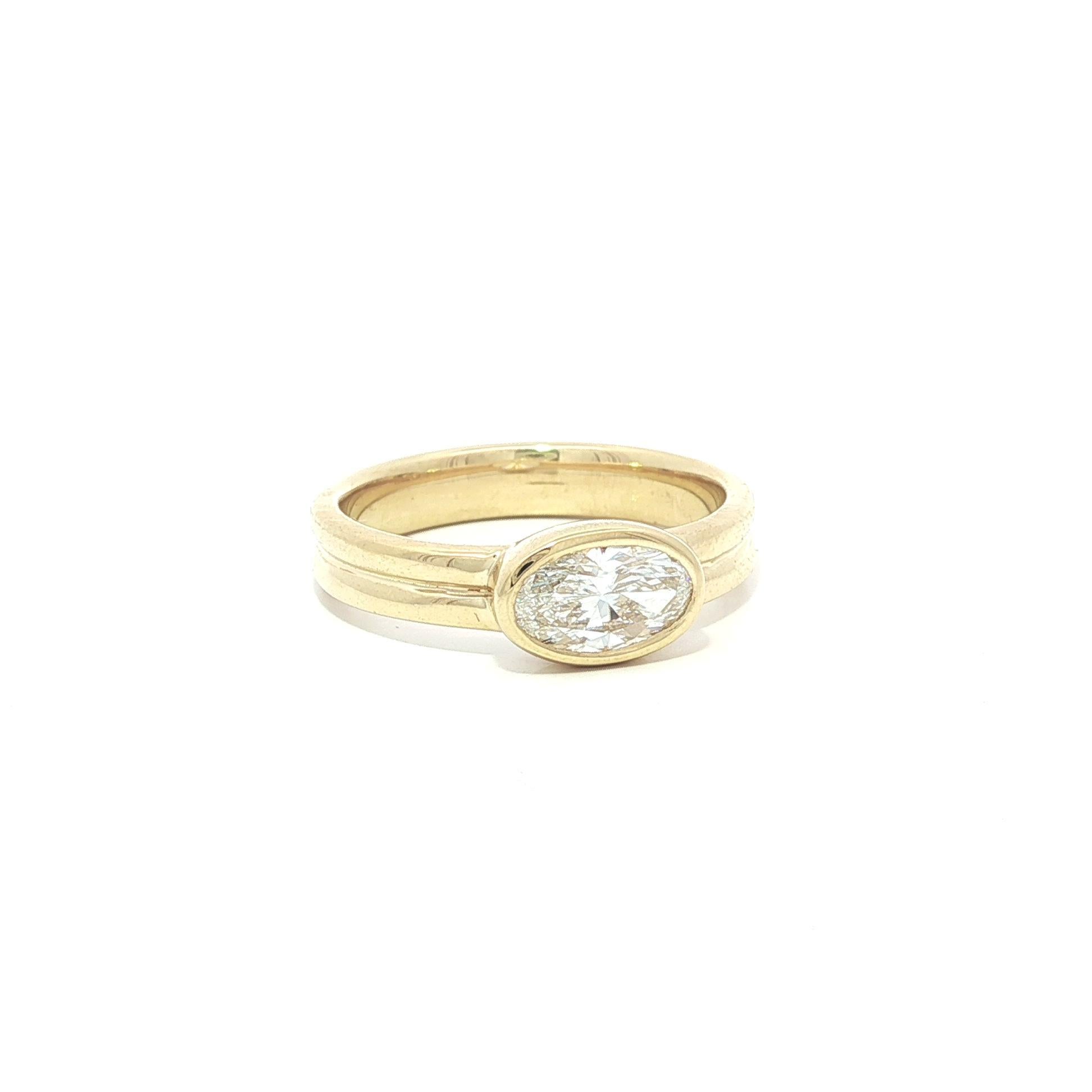 Taglio brillante New 18k Yellow Gold GIA D VVS2 0.79ct Oval Diamond East West Bezel Band Ring in vendita