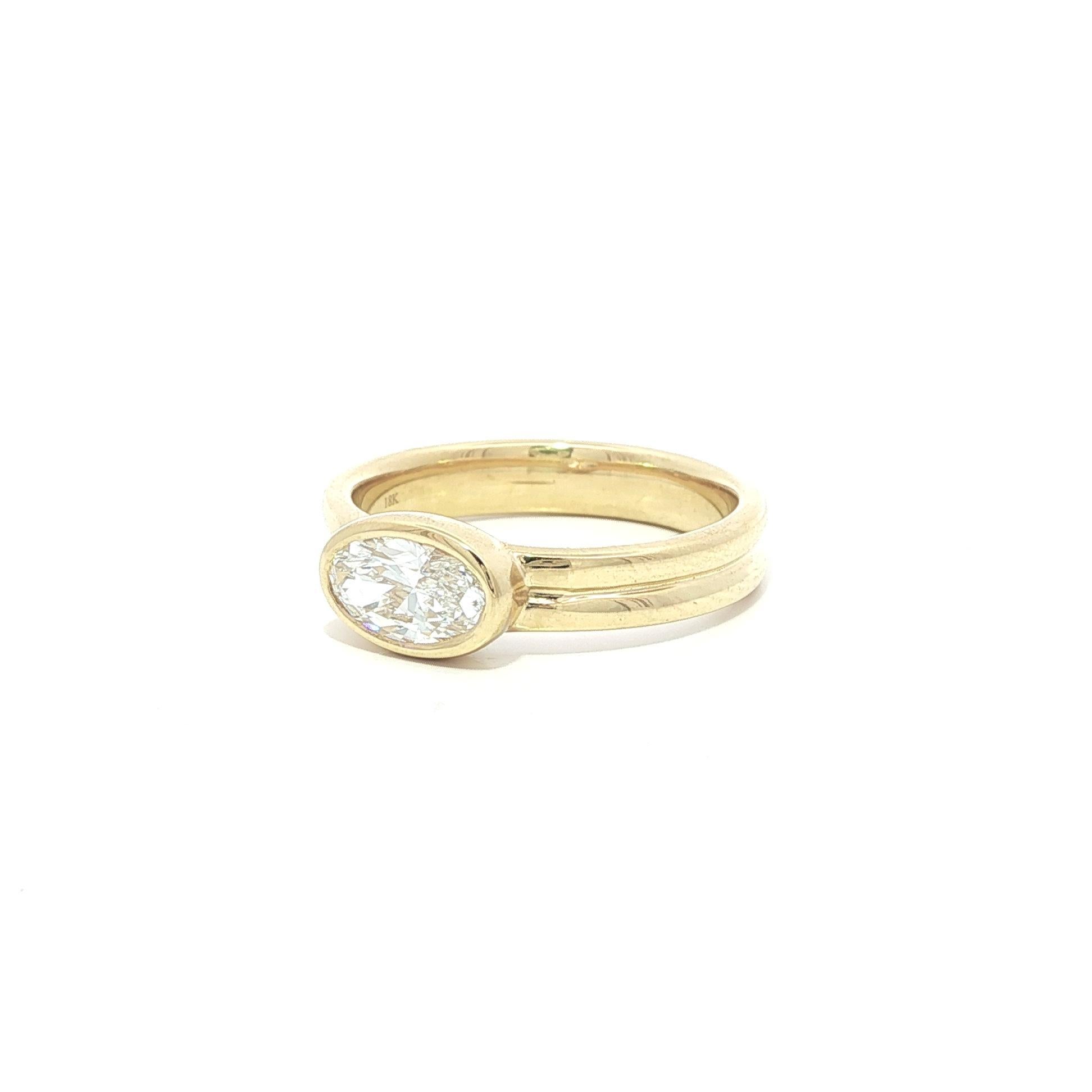 New 18k Yellow Gold GIA D VVS2 0.79ct Oval Diamond East West Bezel Band Ring In condizioni Nuovo in vendita a Montclair, NJ
