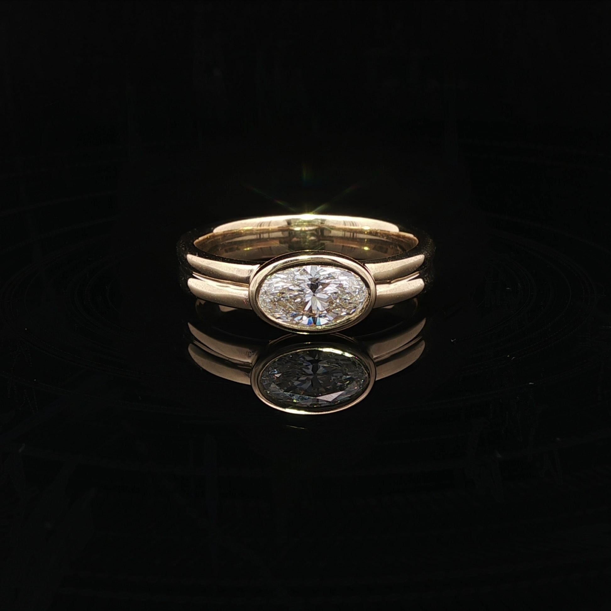 New 18k Yellow Gold GIA D VVS2 0.79ct Oval Diamond East West Bezel Band Ring in vendita 3