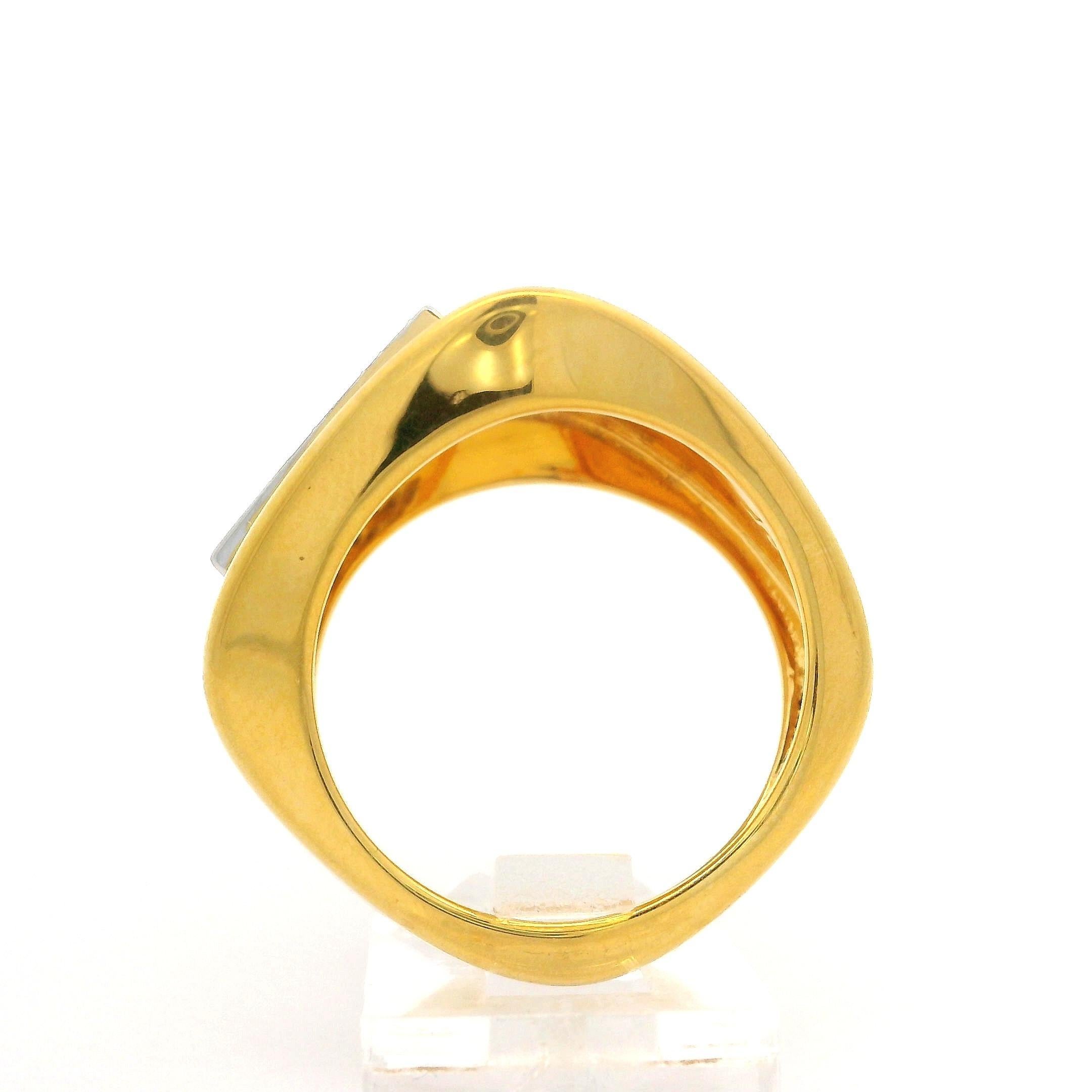 For Sale:  New 18k Yellow & White Gold 0.26ctw Diamond Polished Triangle Modernist Ring 4