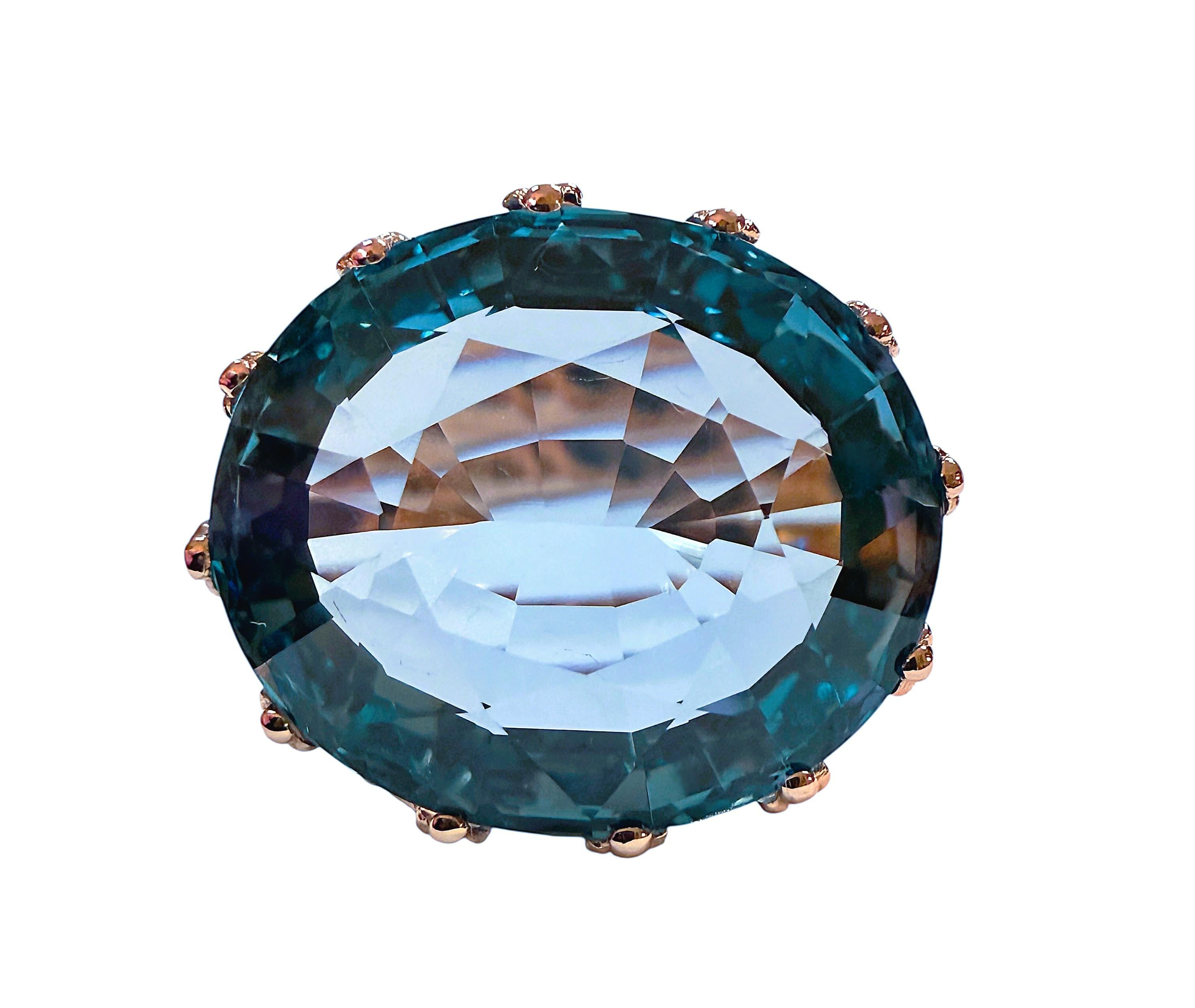 La piedra procede de África y es sencillamente exquisita. La piedra es una aguamarina azul océano y mide 19,0 quilates.  La piedra es de talla ovalada de fantasía, mide 18,7 x 16 mm y está engastada en una preciosa corona de diamantes chapada en oro