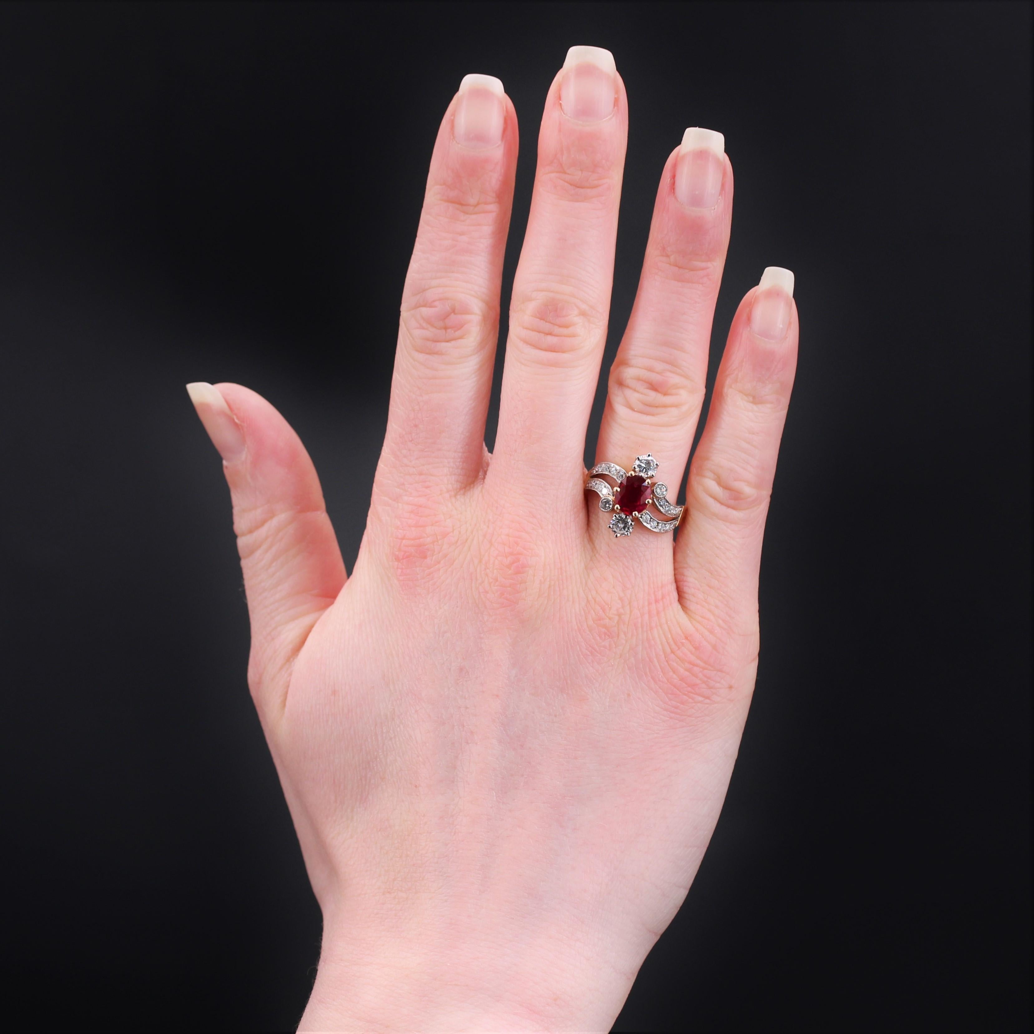 Bague en or jaune 18 carats, poinçon tête d'aigle, et platine.
Cette charmante et féminine bague en platine et or est sertie à griffes sur son sommet d'un rubis ovale, soutenu verticalement par 2 diamants taille brillant retenus par des griffes et