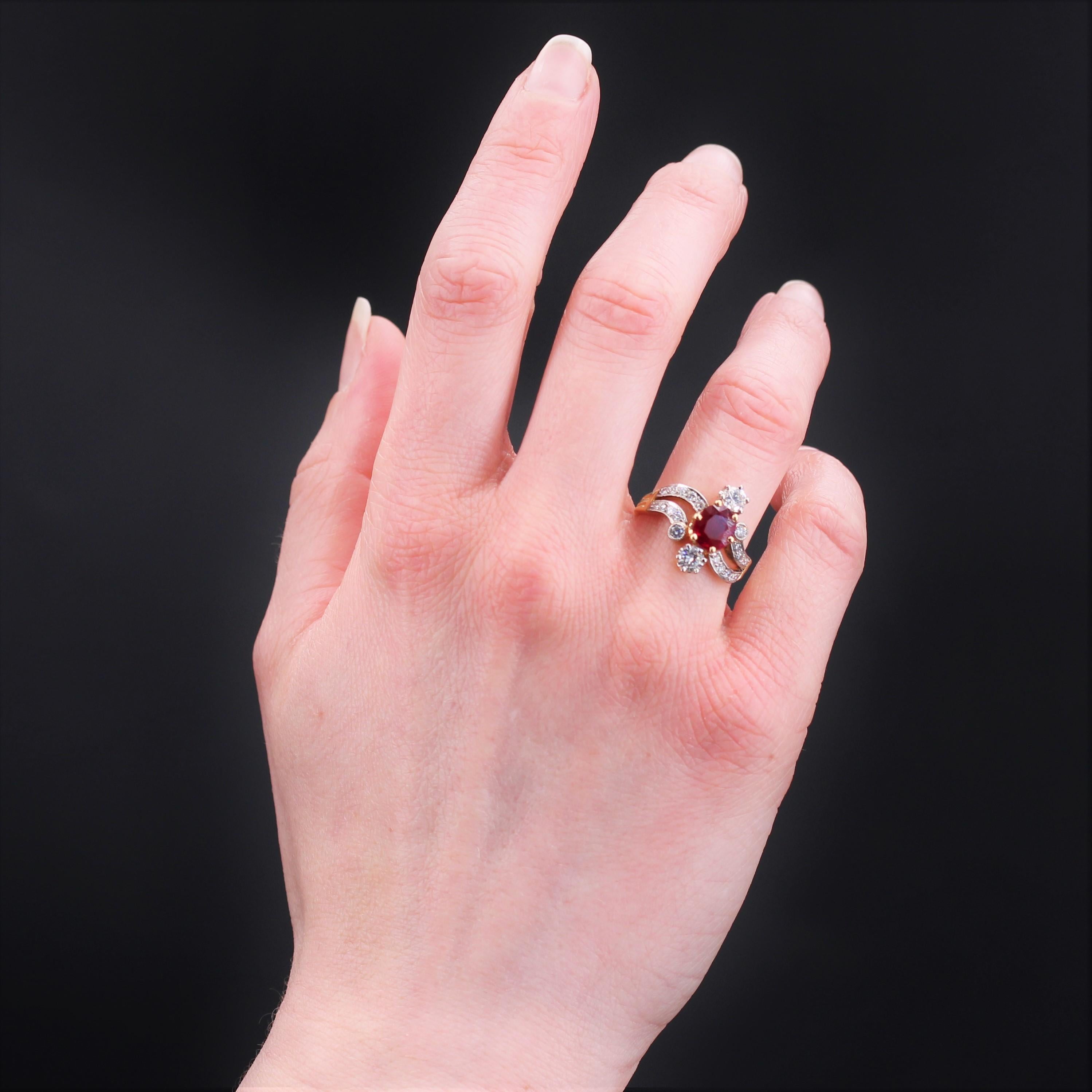 Taille ovale Bague en or jaune 18 carats et platine avec rubis et diamants, style des années 1900, Neuf en vente