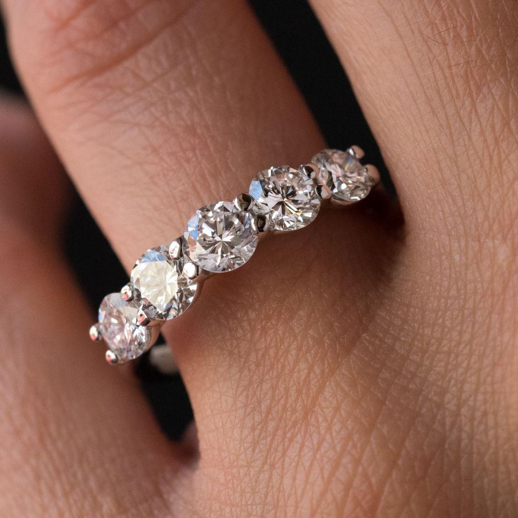 Modern 1.95 Carat E.VVS Diamond 18 Karat White Gold Wedding Ring