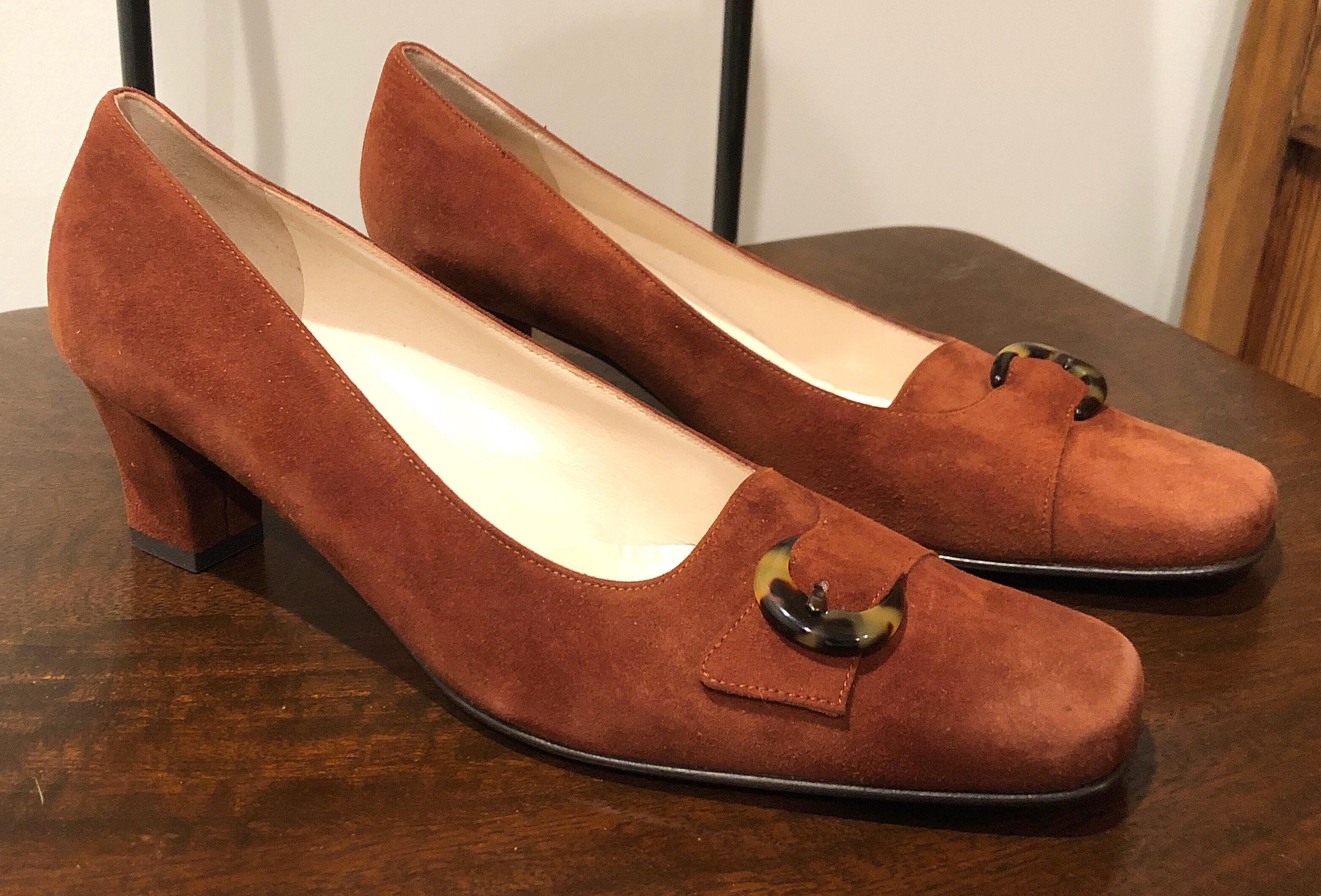 Chic brand new, never worn vintage 90s 
SALVATORE FERRAGAMO light brown / rust suede leather size 6.5 low heels / pumps! Features a faux tortoise shell buckle on each shoe. Super comftorable , with a durable sensible heel. Can easily be dressed up