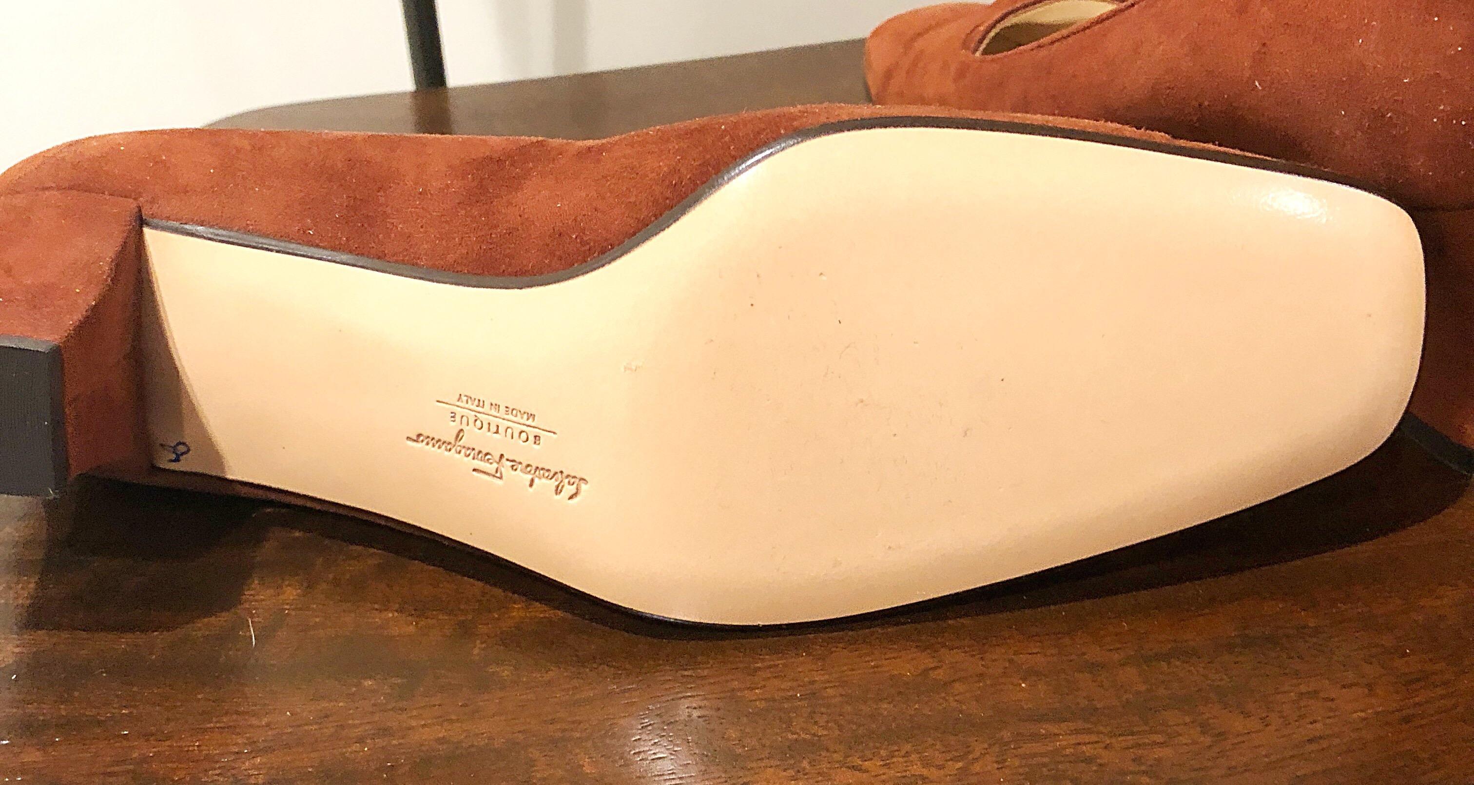 Neu 1990er Salvatore Ferragamo Größe 6,5 Hellbraun Wildleder Low Heels Vintage Schuhe im Zustand „Neu“ im Angebot in San Diego, CA