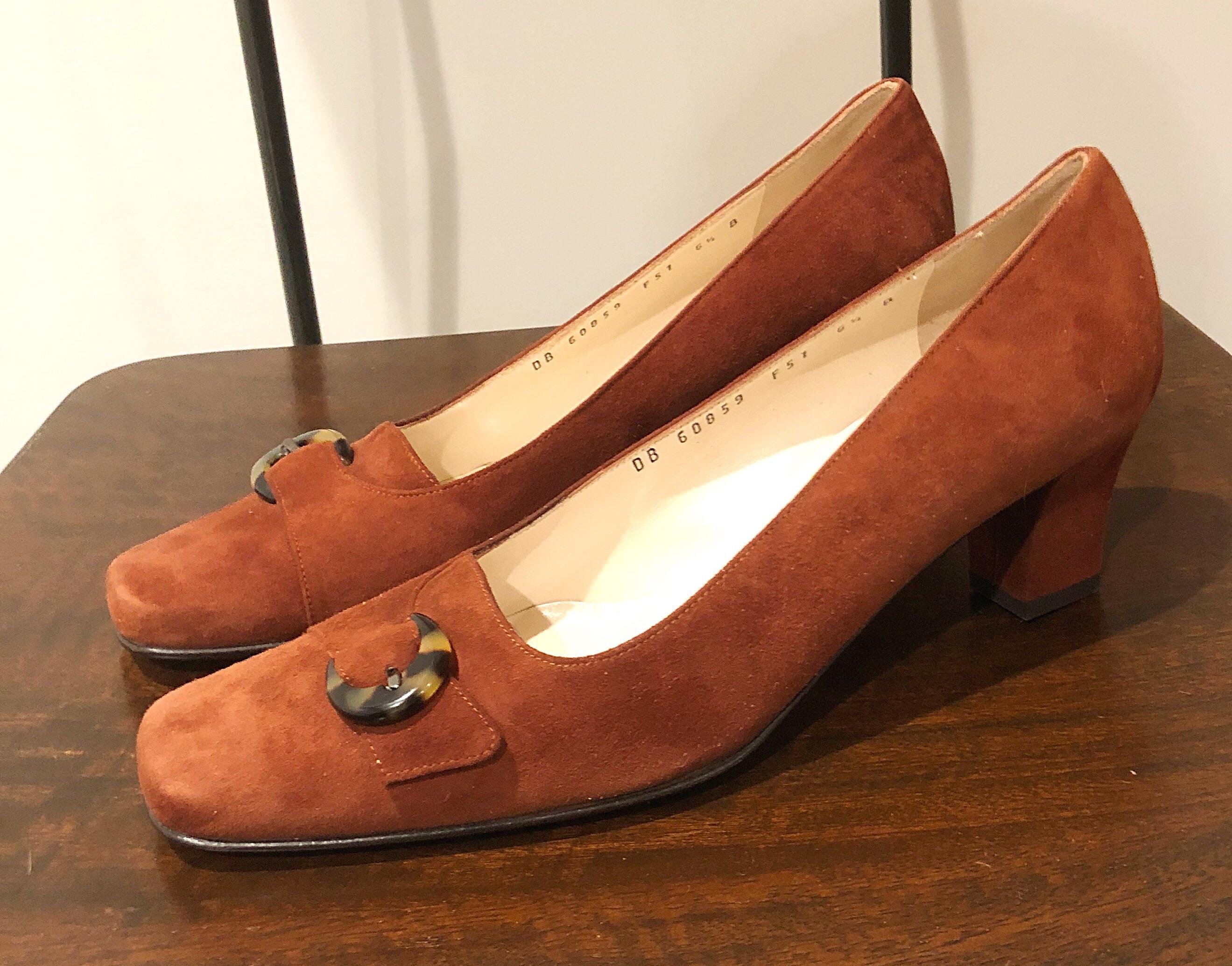 Marron Chaussures vintage à talons bas en daim marron clair Salvatore Ferragamo, Taille 6,5, années 1990, Neuf en vente