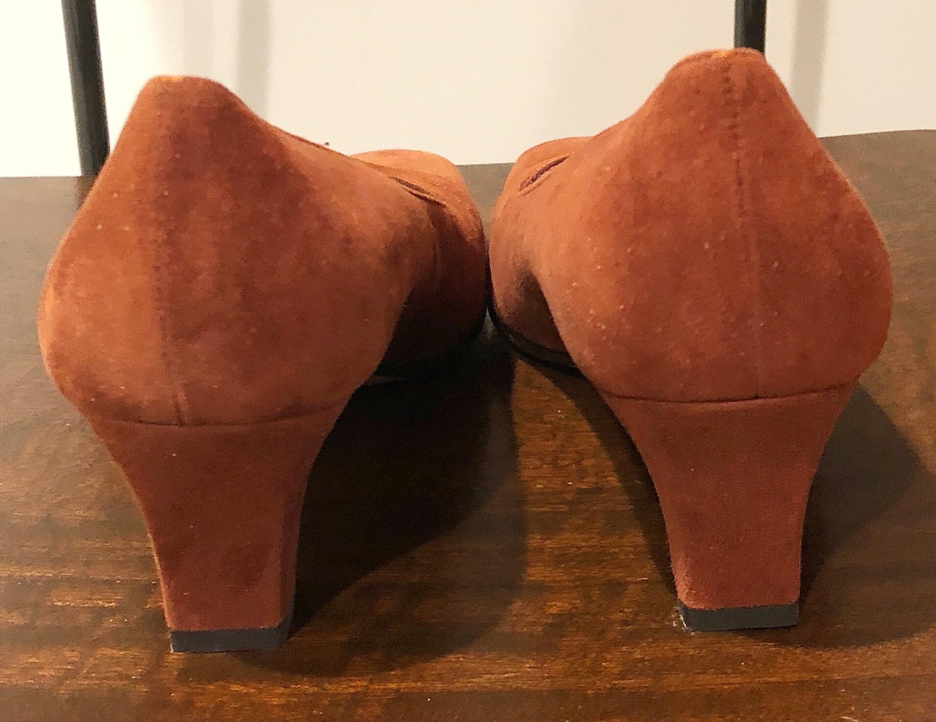 Chaussures vintage à talons bas en daim marron clair Salvatore Ferragamo, Taille 6,5, années 1990, Neuf Neuf - En vente à San Diego, CA