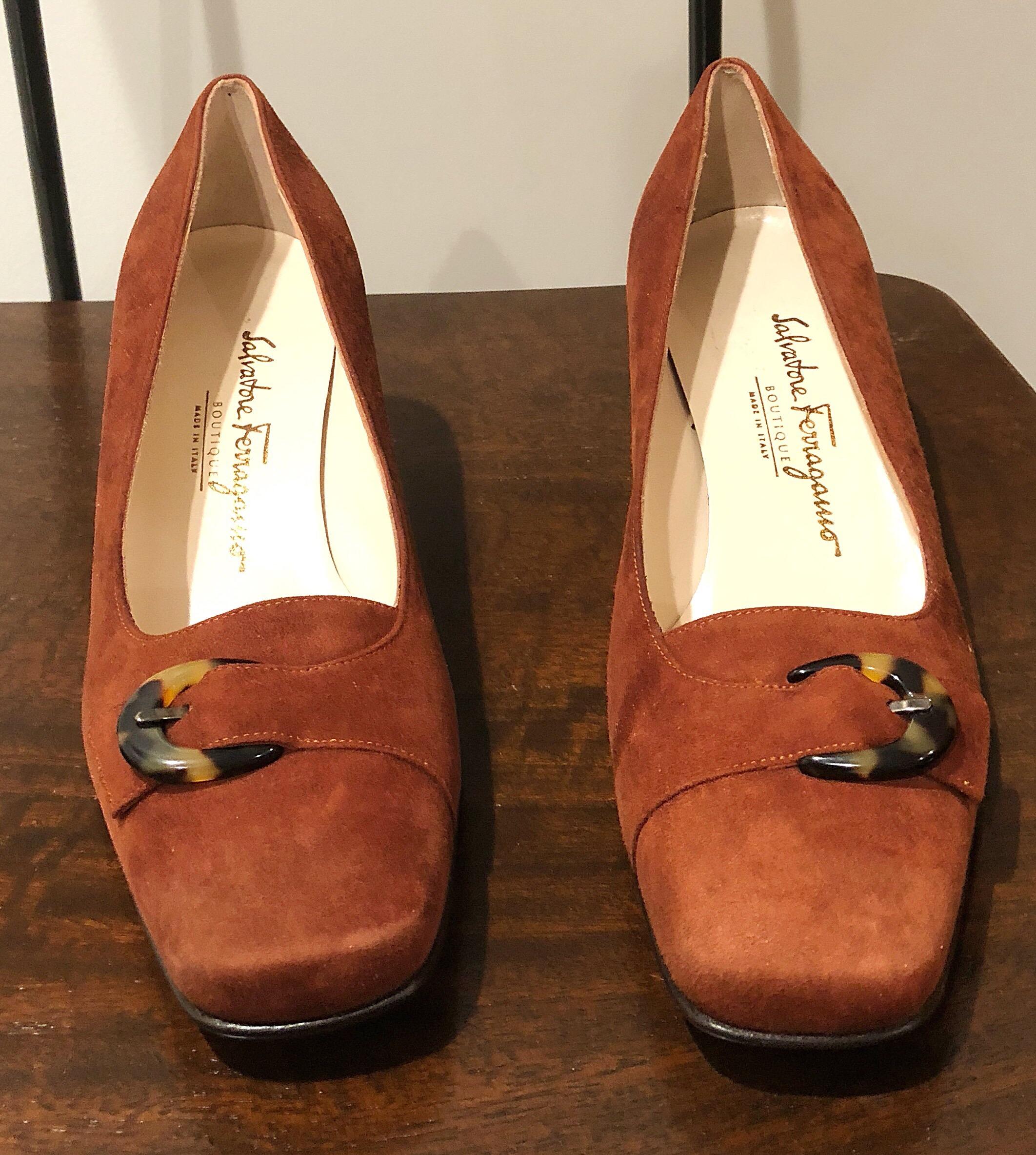 Women's New 1990s Salvatore Ferragamo Size 6.5 Light Brown Suede Low Heels Vintage Shoes For Sale