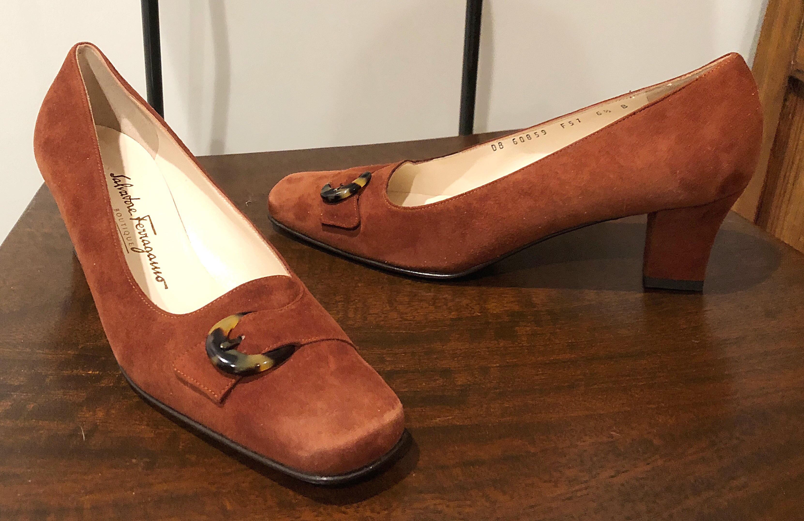 Chaussures vintage à talons bas en daim marron clair Salvatore Ferragamo, Taille 6,5, années 1990, Neuf en vente 2