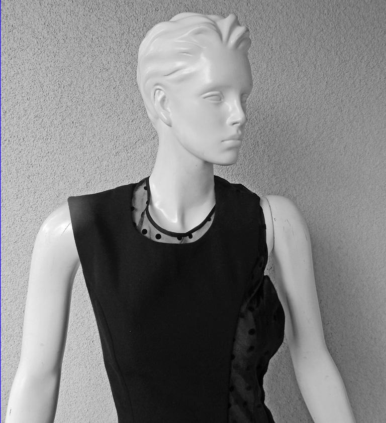 Une fabrication saisissante de laine noire contrebalancée par un poly polykadot transparent.    De la collection Comme des Garcons A/W 1997 dont ce style de robe est présenté dans différentes versions sur le podium.   

Silhouette minimaliste