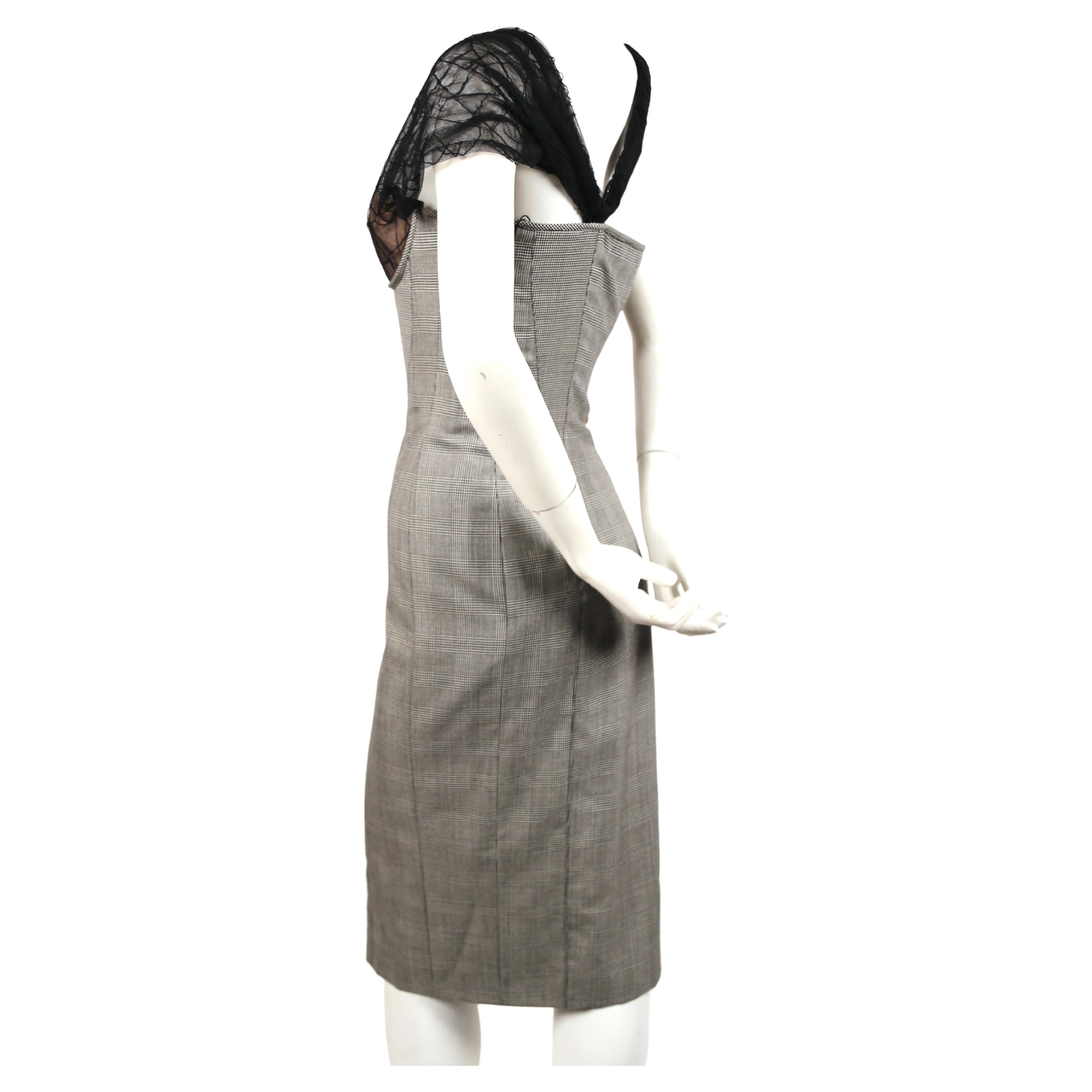 Schwarz-weißes Kleid mit Hahnentrittmuster und asymmetrischem Mesh-Bustier, entworfen von Gianni Versace aus dem Jahr 1998. Eine ähnliche Version sah man an Naomi Campbell auf dem Laufsteg. Italienische Größe 42. Ungefähre Maße: Oberweite 33