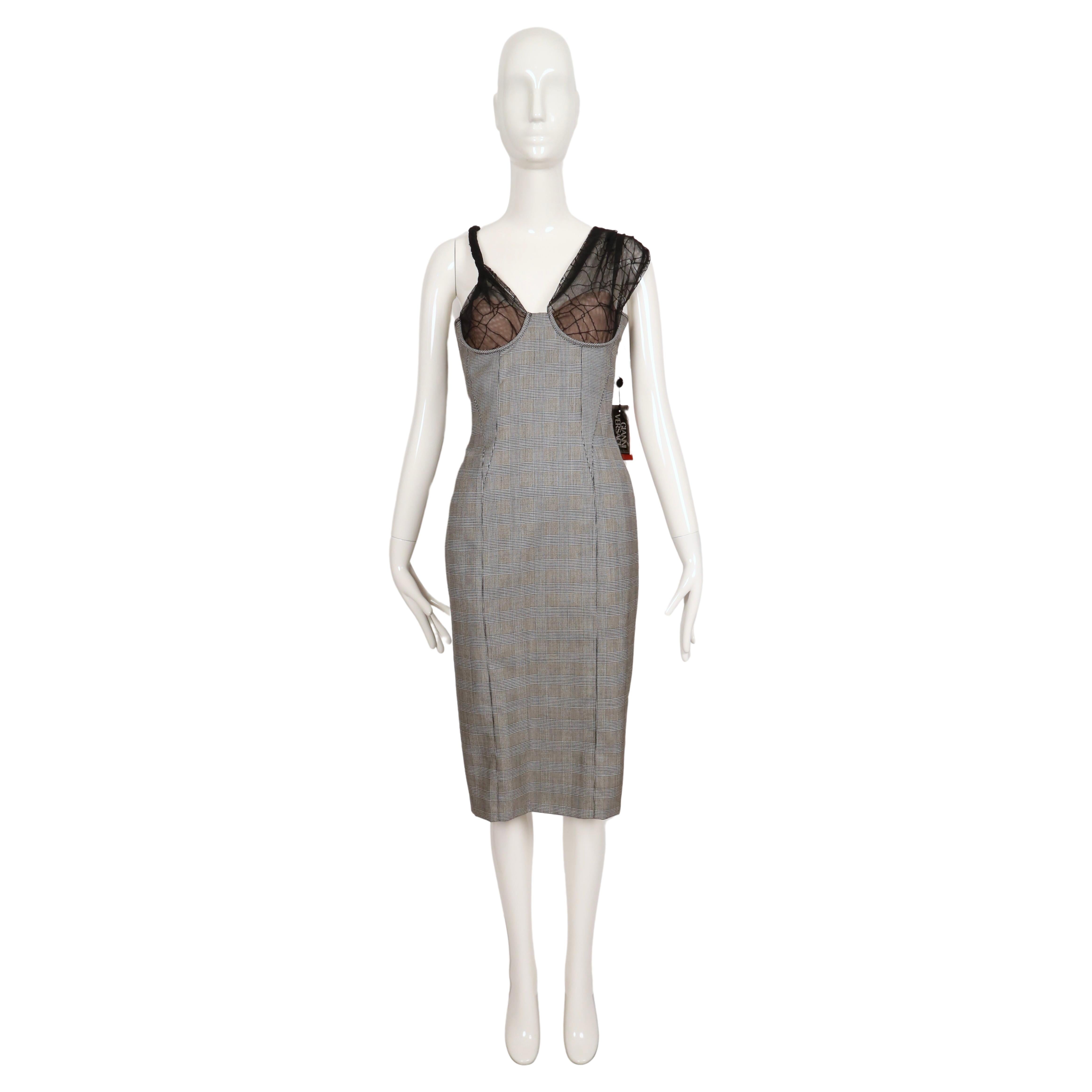 Schwarz-weißes Kleid mit Hahnentrittmuster und asymmetrischem Mesh-Bustier, entworfen von Gianni Versace aus dem Jahr 1998. Eine ähnliche Version sah man an Naomi Campbell auf dem Laufsteg. Italienische Größe 42. Ungefähre Maße: Oberweite 33