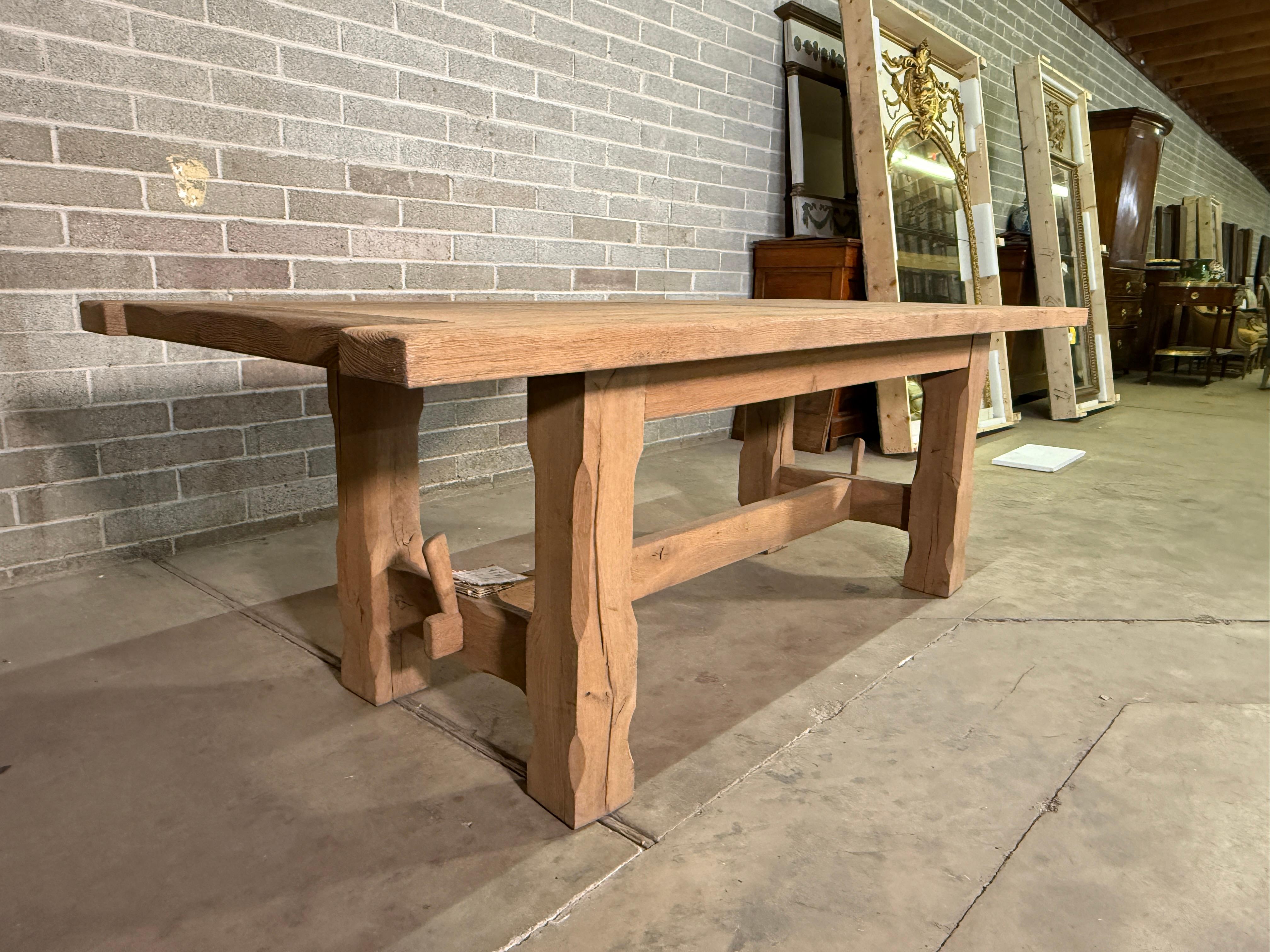 Table de ferme française du 19ème siècle 
Table unique achetée en France
Très bon état, voir photos. 
