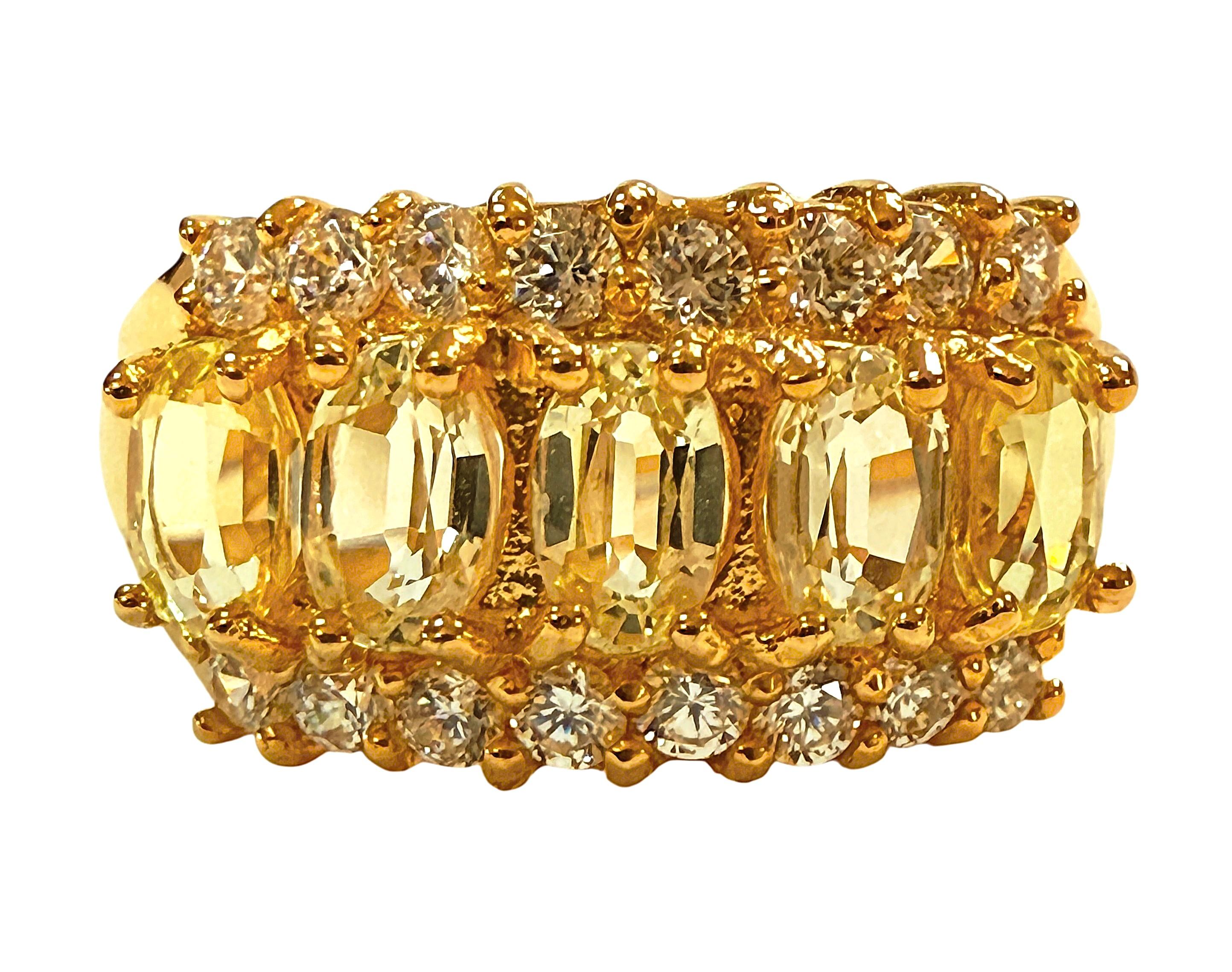 Dies ist ein sehr attraktiver Ring.  Diese Steine stammen aus Sri Lanka und haben einen wunderschönen gelben Farbton.  Der Ring hat die Größe 7.  Es sind ovale Steine im Phantasieschliff und 5 x 3 mm.  Darüber und darunter befinden sich weiße