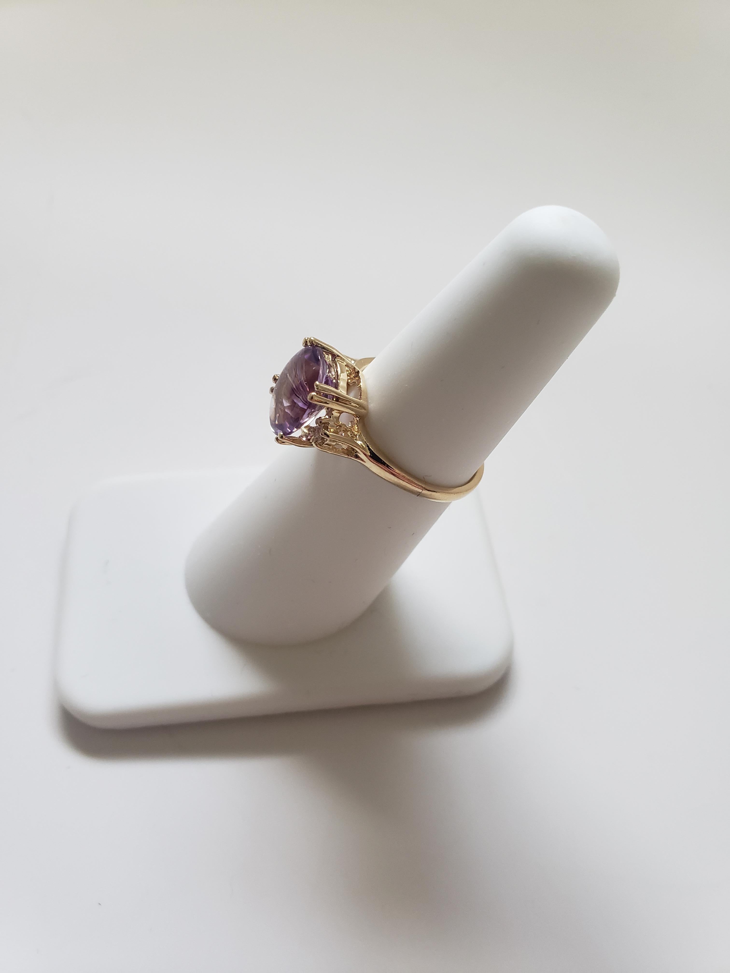 Taille ovale NEUF 2 ct. Bague en or jaune 14k avec améthyste de taille fantaisie et diamants en vente