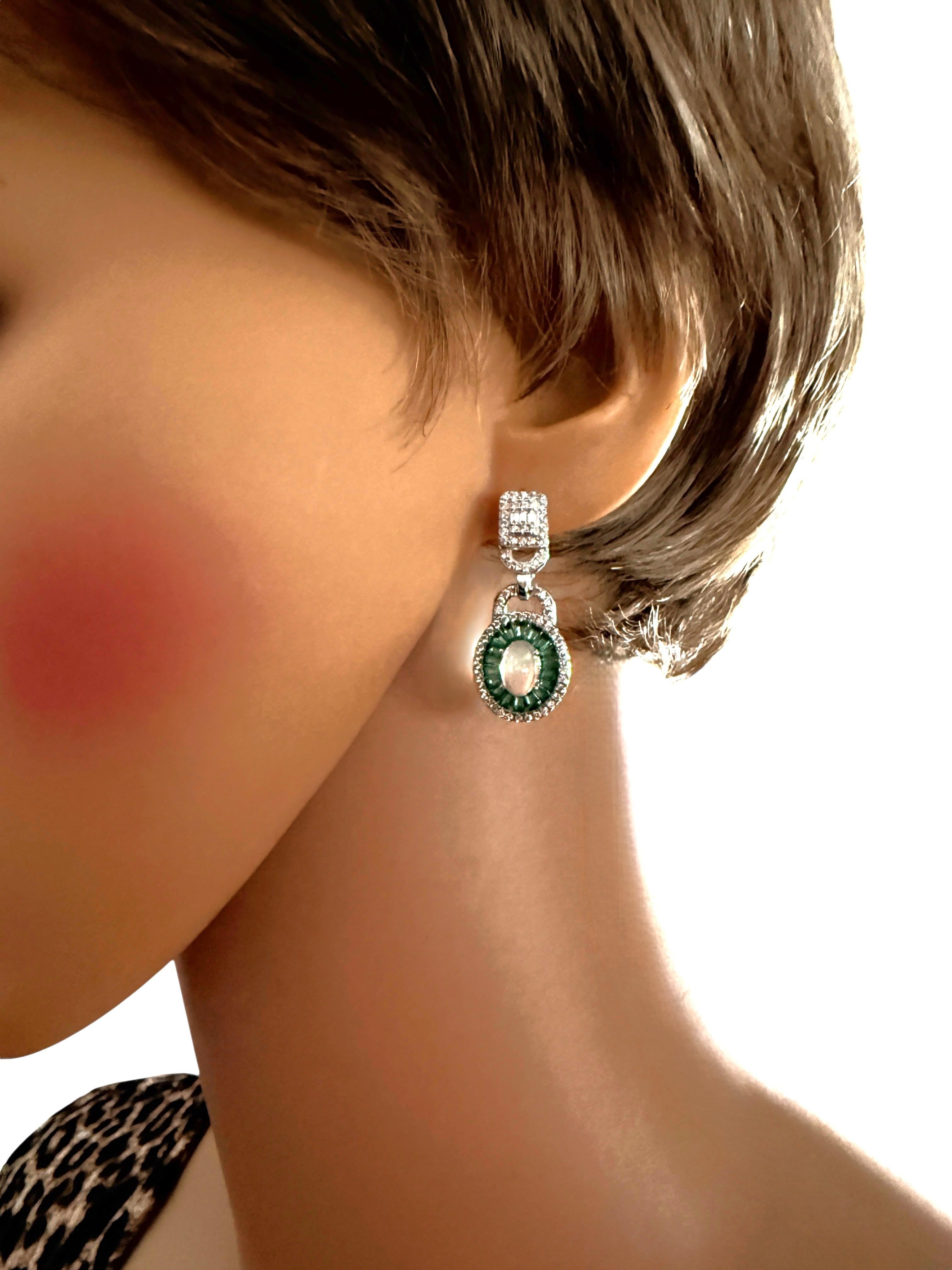 Taglio ovale Nuovi orecchini con opale di fuoco etiope da 2,0 carati e topazio verde in oro 14k W PL Sterling in vendita