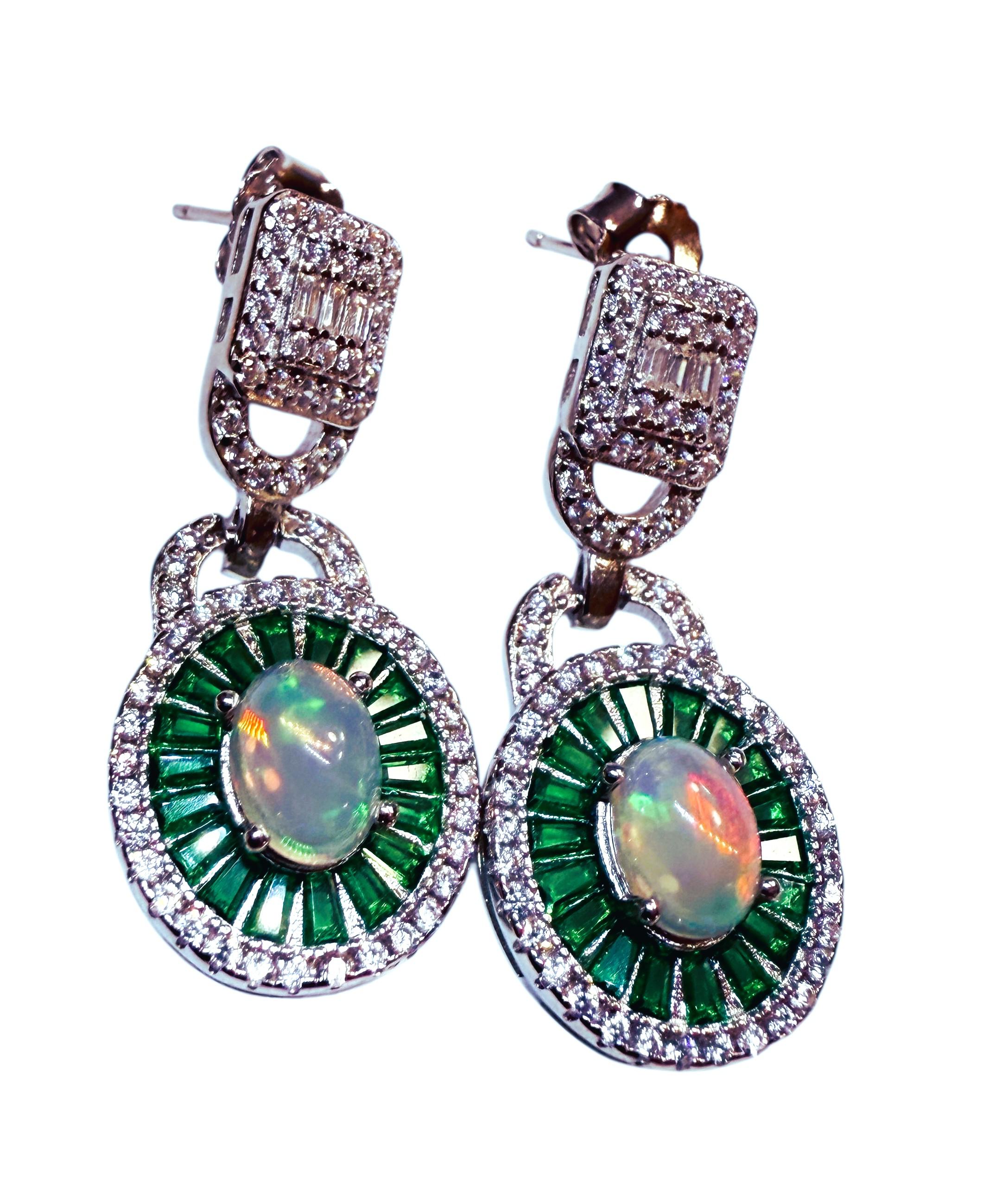 Nuovi orecchini con opale di fuoco etiope da 2,0 carati e topazio verde in oro 14k W PL Sterling In condizioni ottime in vendita a Eagan, MN