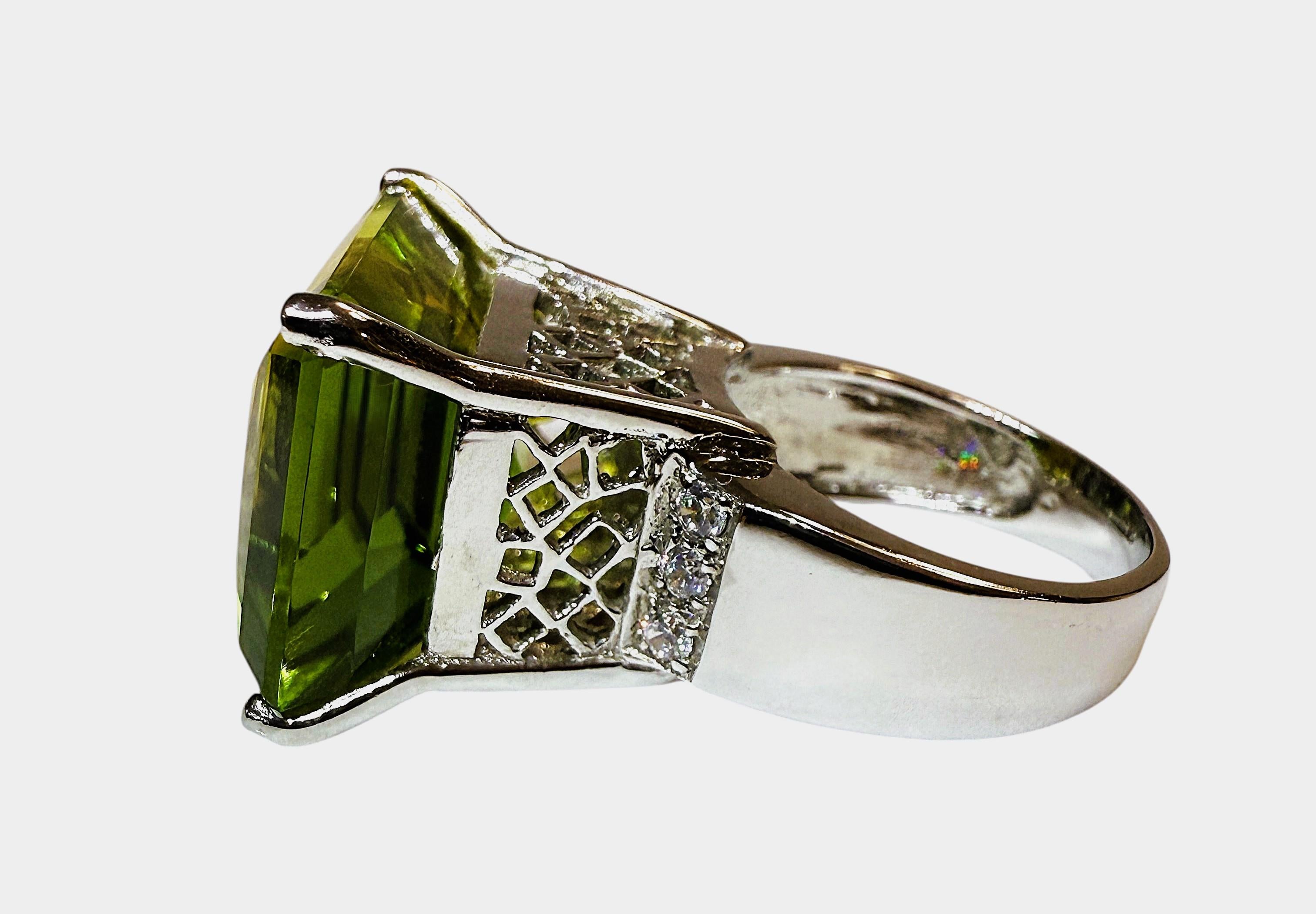 Art Déco New 20 Carat Yellow Green Ametrine & Diamond Cut Sapphire Sterling Ring in vendita