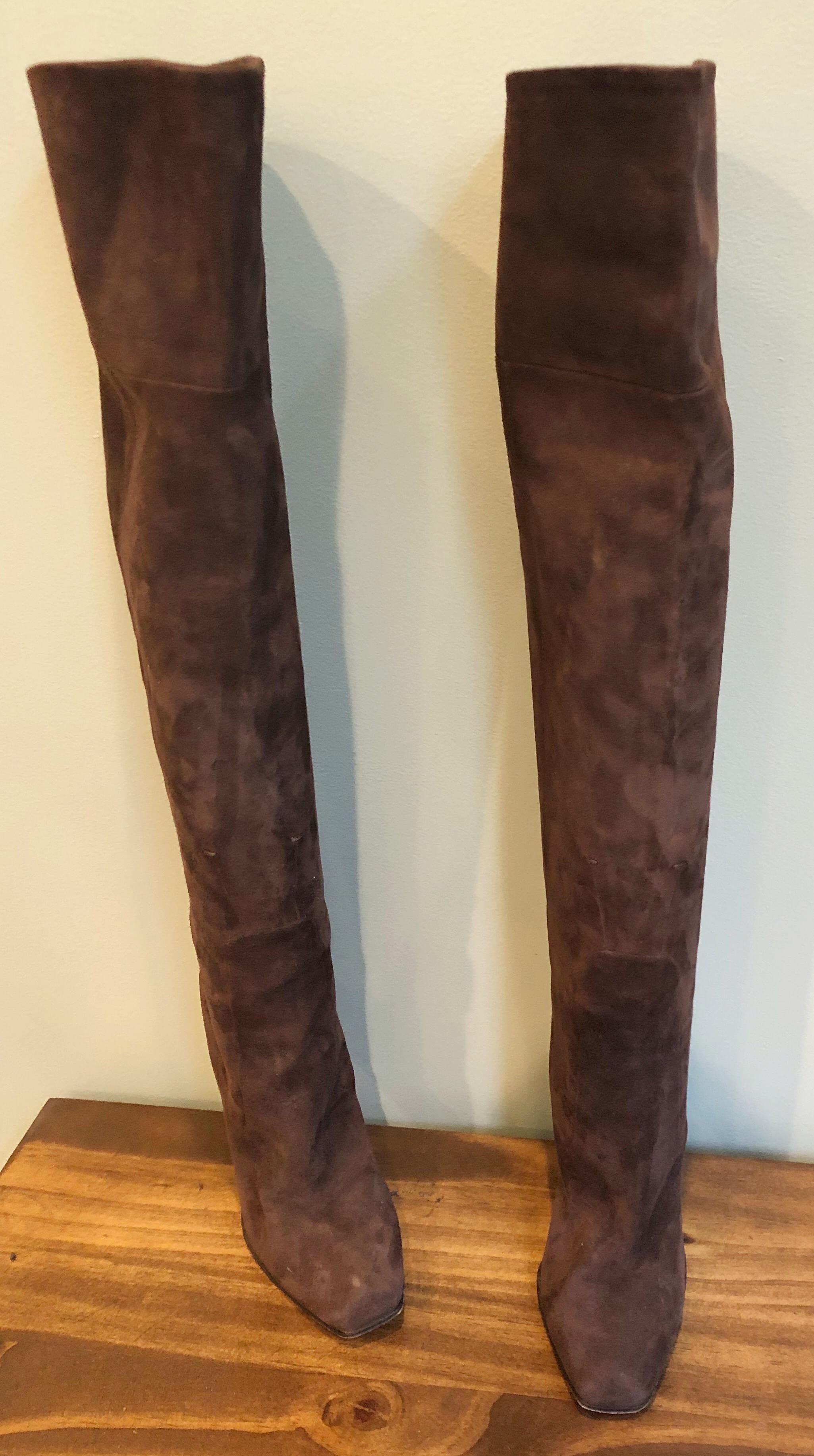 Marron Bottes à talons hauts en daim marron à talons hauteur genou Costume National, Taille 36/6, années 2000, Neuf en vente