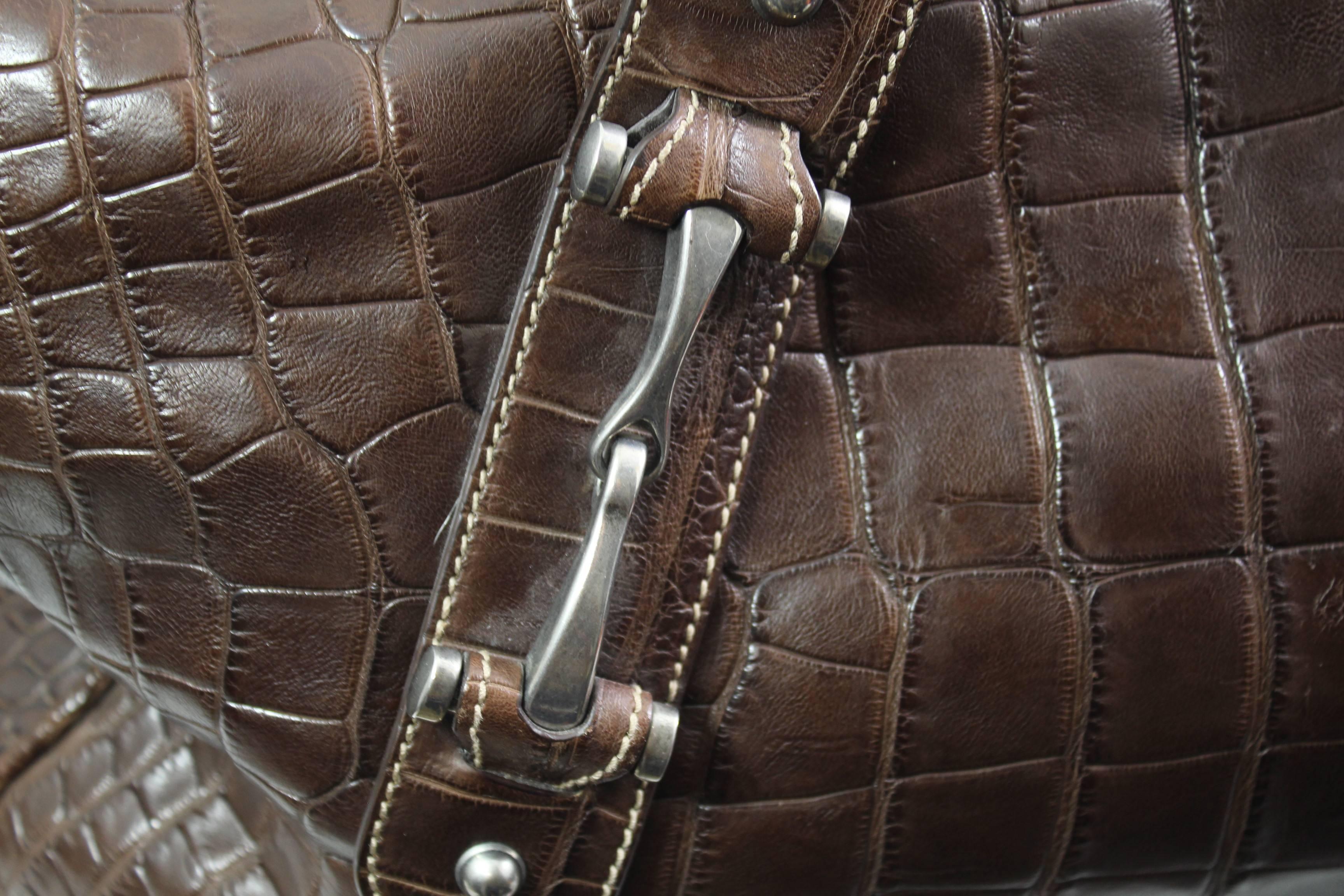 Amazing Gucci's men travel bag in crocodile Cocco Nappato (Louisiana crocodile). No CITES or invoece so please make ssure about customs in your country regarding exotics skins.
Steel hardware
Linining in canvas ( initialss engraved in an