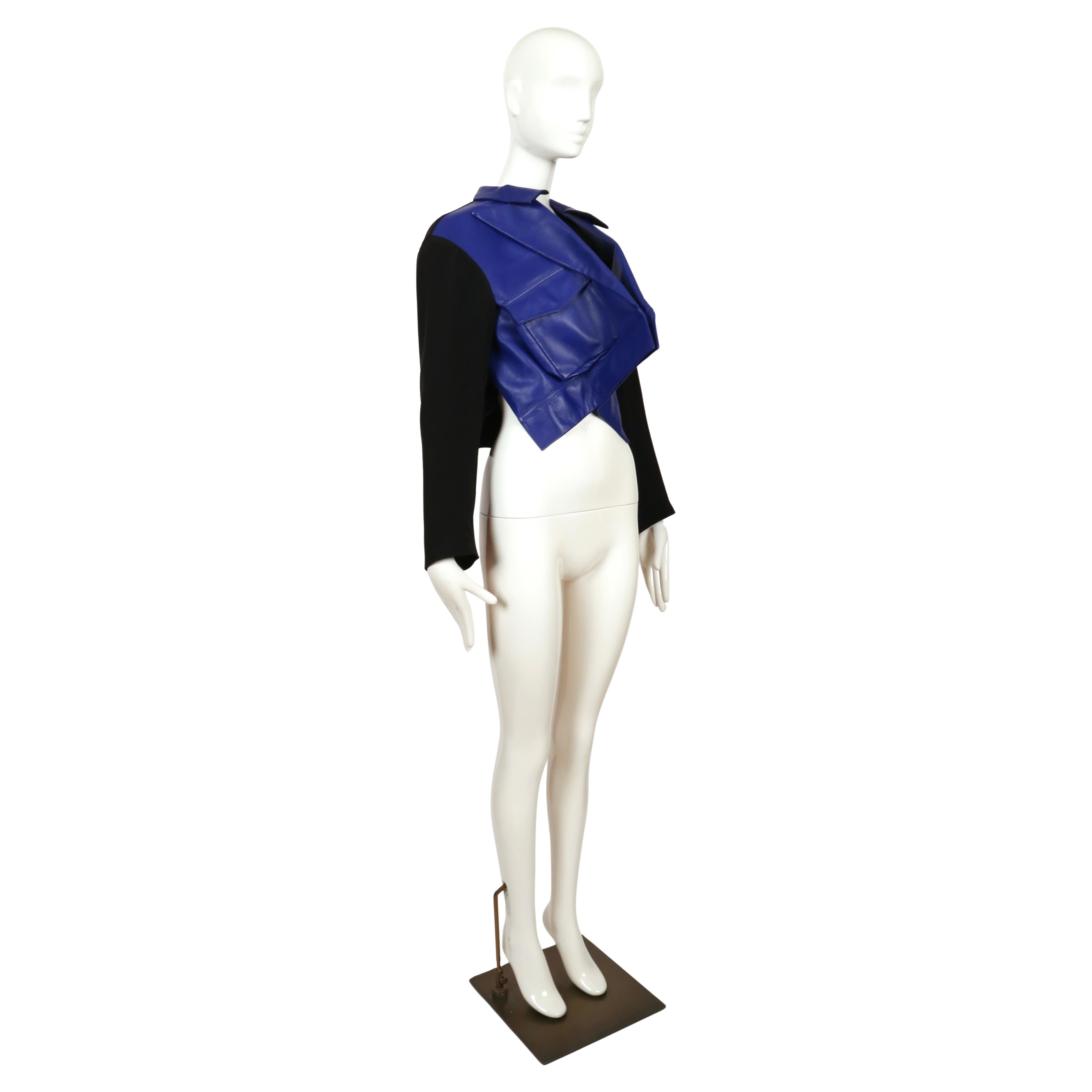 Sehr ungewöhnliche, leuchtend kobaltblaue Lederjacke mit schwarzen Seidenärmeln und vorgezogenem Verschluss von Yohji Yamamoto, genau wie auf dem Herbst-Laufsteg 2007 zu sehen.  Dieses Stück hat eine sehr dramatische Form und weist einige