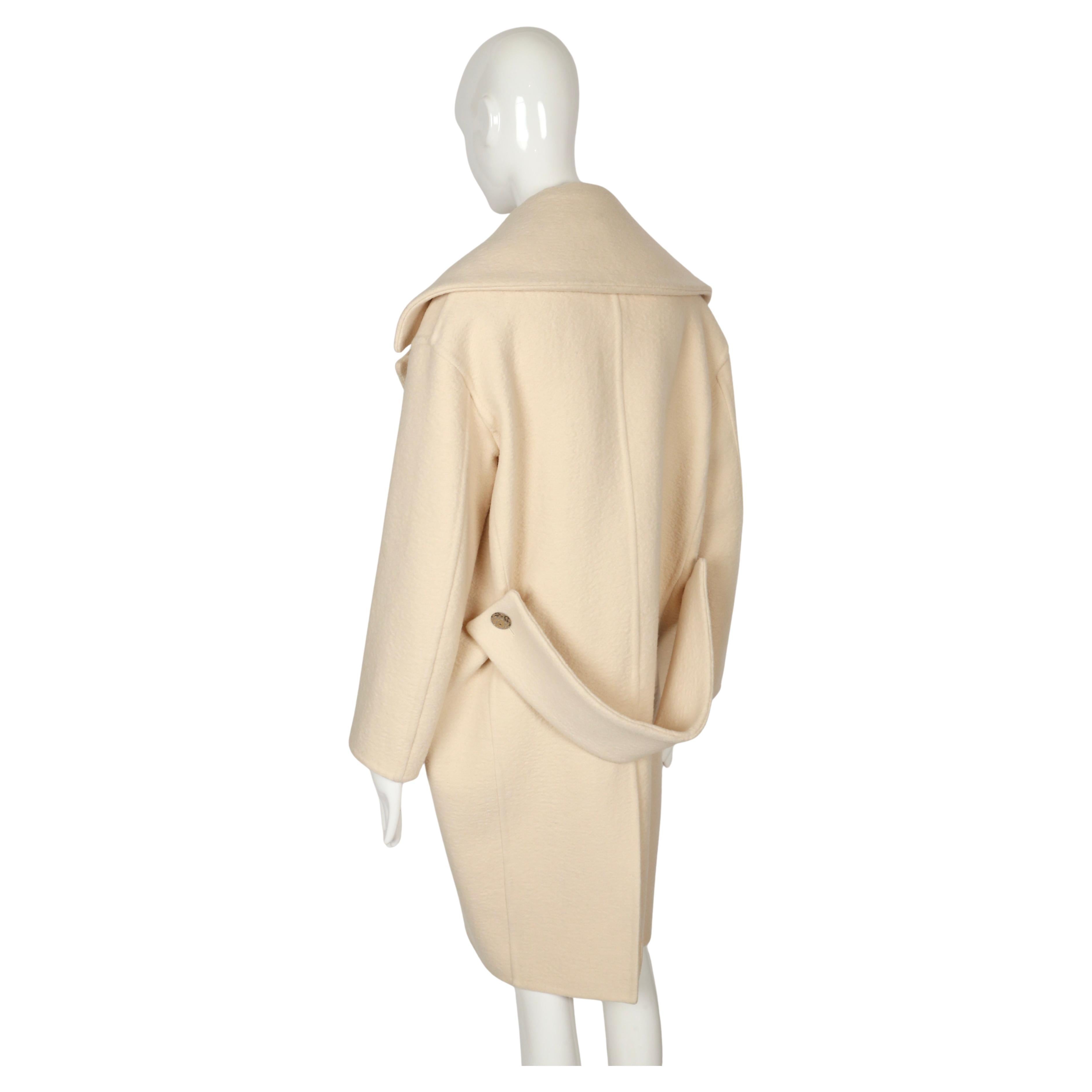 Un cappotto molto raro della collezione Autunno 2013 di Céline disegnato da Phoebe Philo, realizzato in lussuoso cashmere double-face in una tonalità giallo pallido. Il design esemplifica l'approccio minimalista ma architettonico di Philo, con una