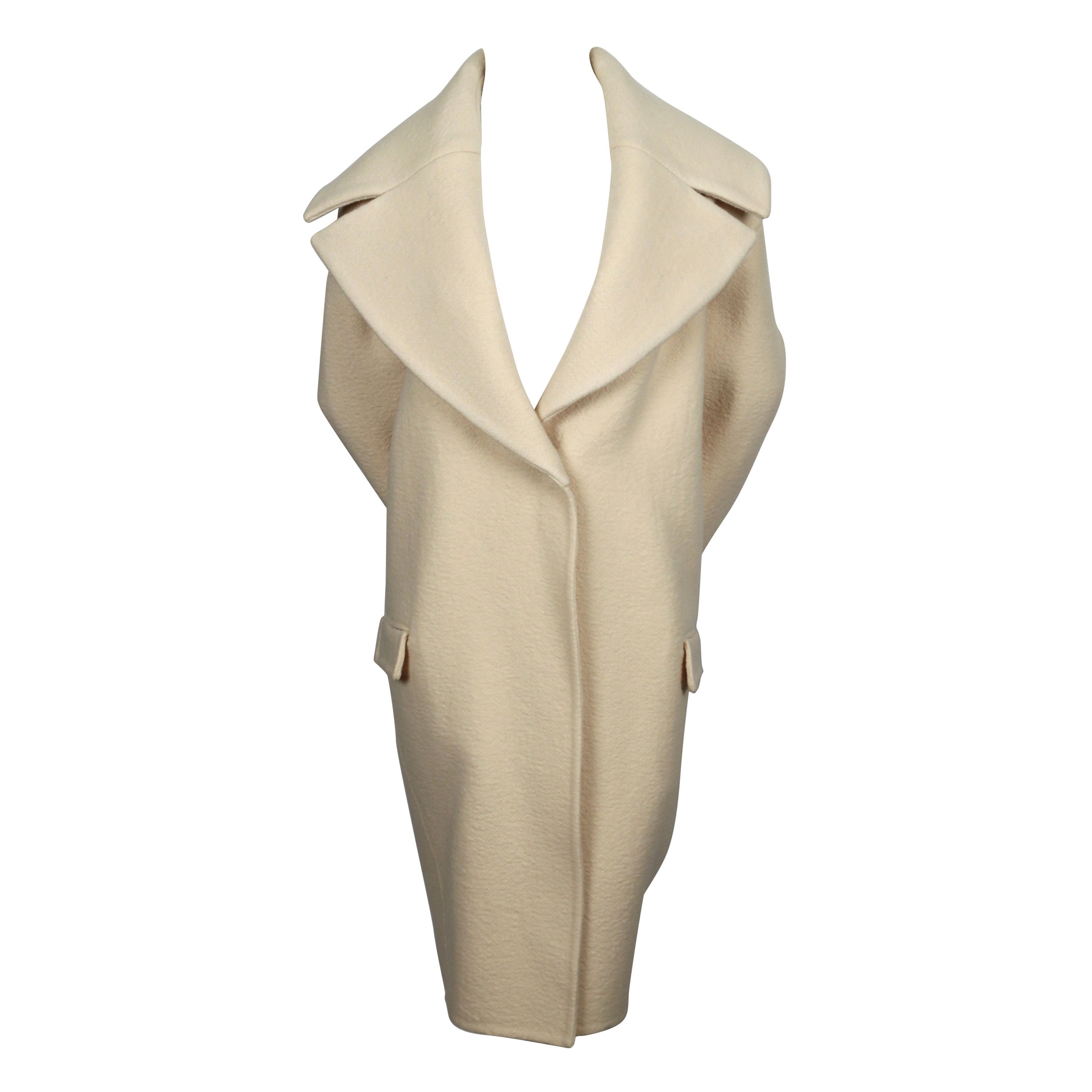 Neuer 2013 CELINE by PHOEBE PHILO Mantel aus buttercremefarbenem Kaschmir RUNWAY im Angebot