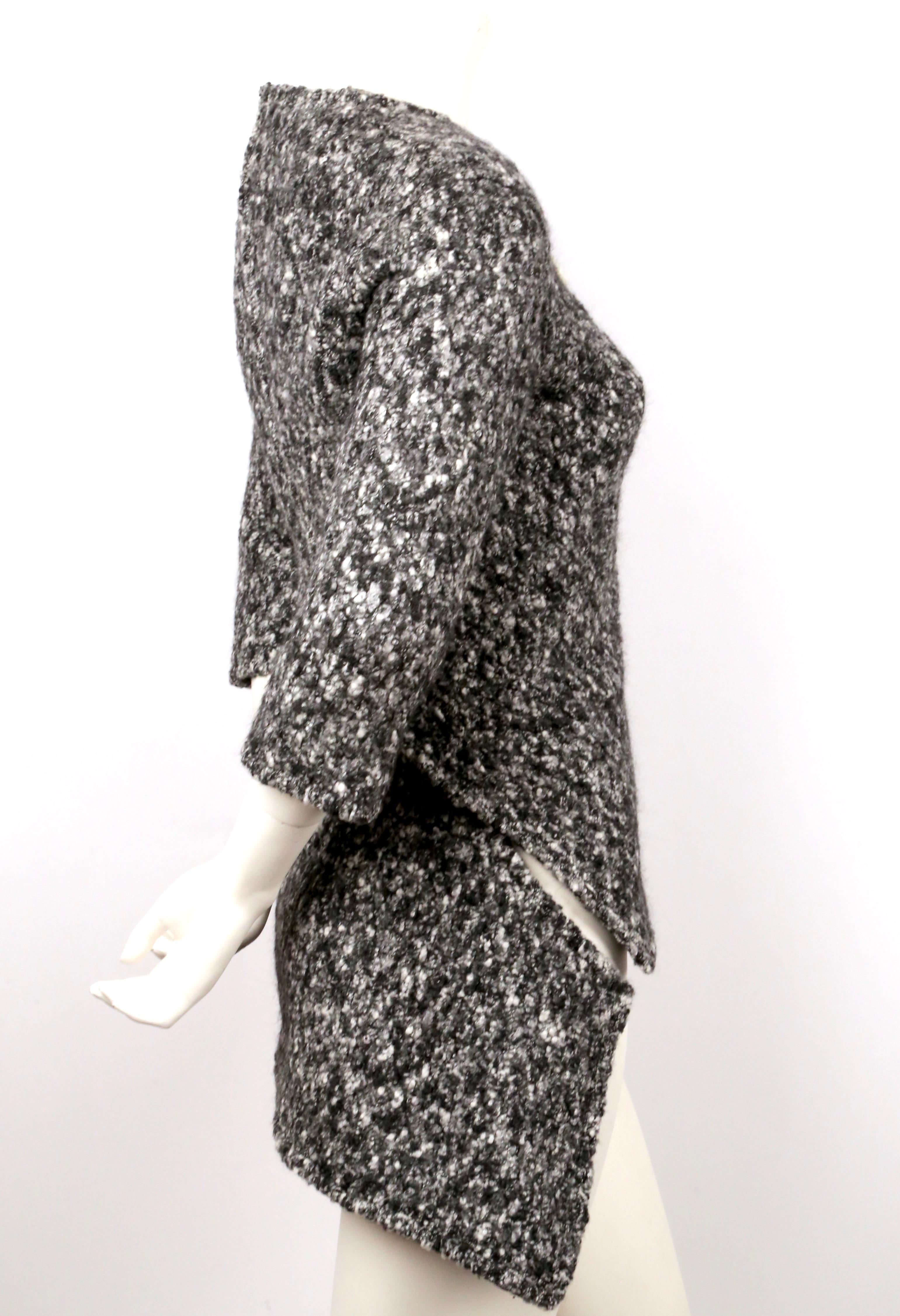 Grau marmorierter Boucle-Strickpullover mit asymmetrischem Druckknopfverschluss, entworfen von Phoebe Philo für Celine, genau wie auf dem Laufsteg 2014 zu sehen. Etikettiert mit der französischen Größe 38. Ungefähre Maße: Schulter 16
