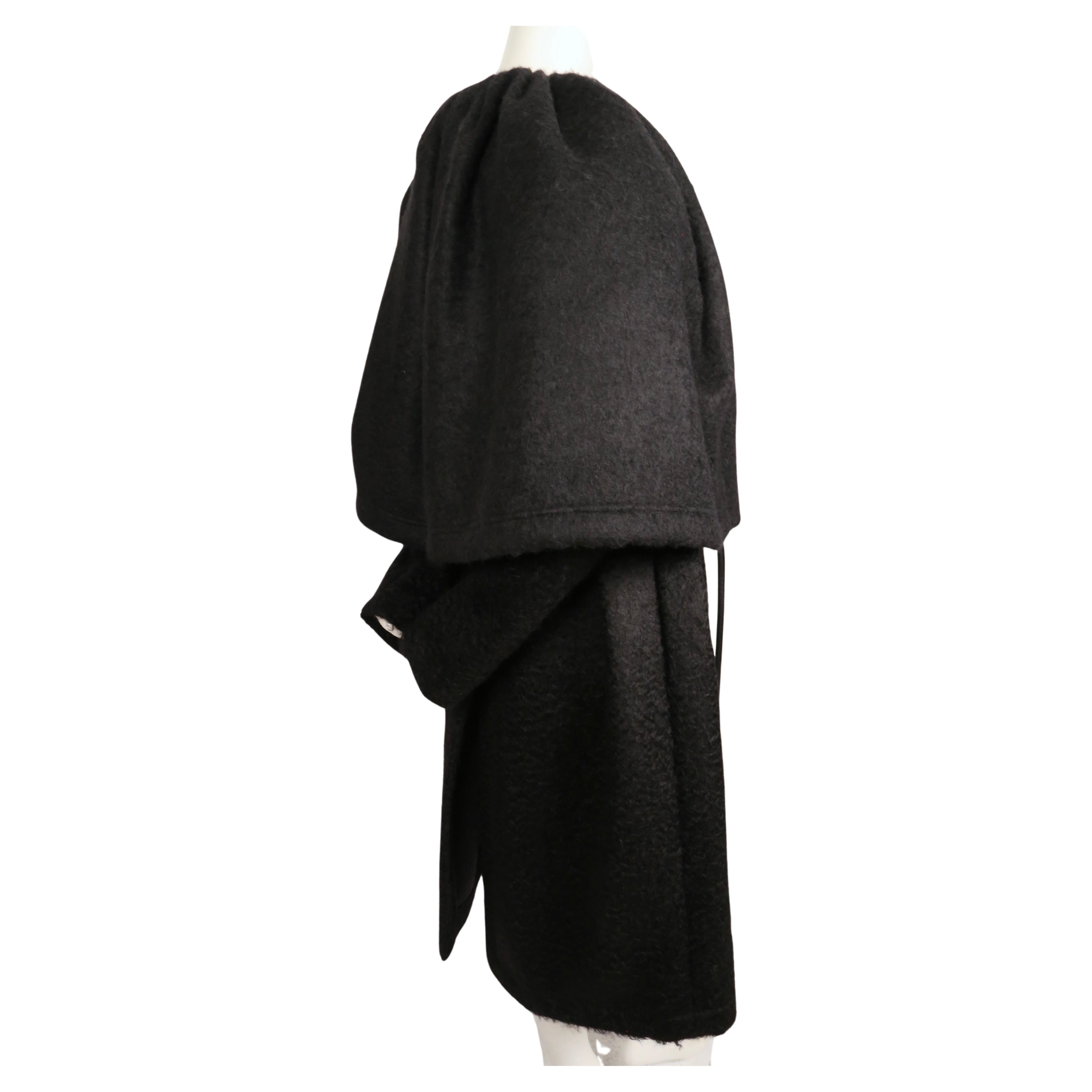 CÉLINE by PHOEBE PHILO manteau de défilé 2016 en laine mohair noire avec cape attachée Unisexe en vente