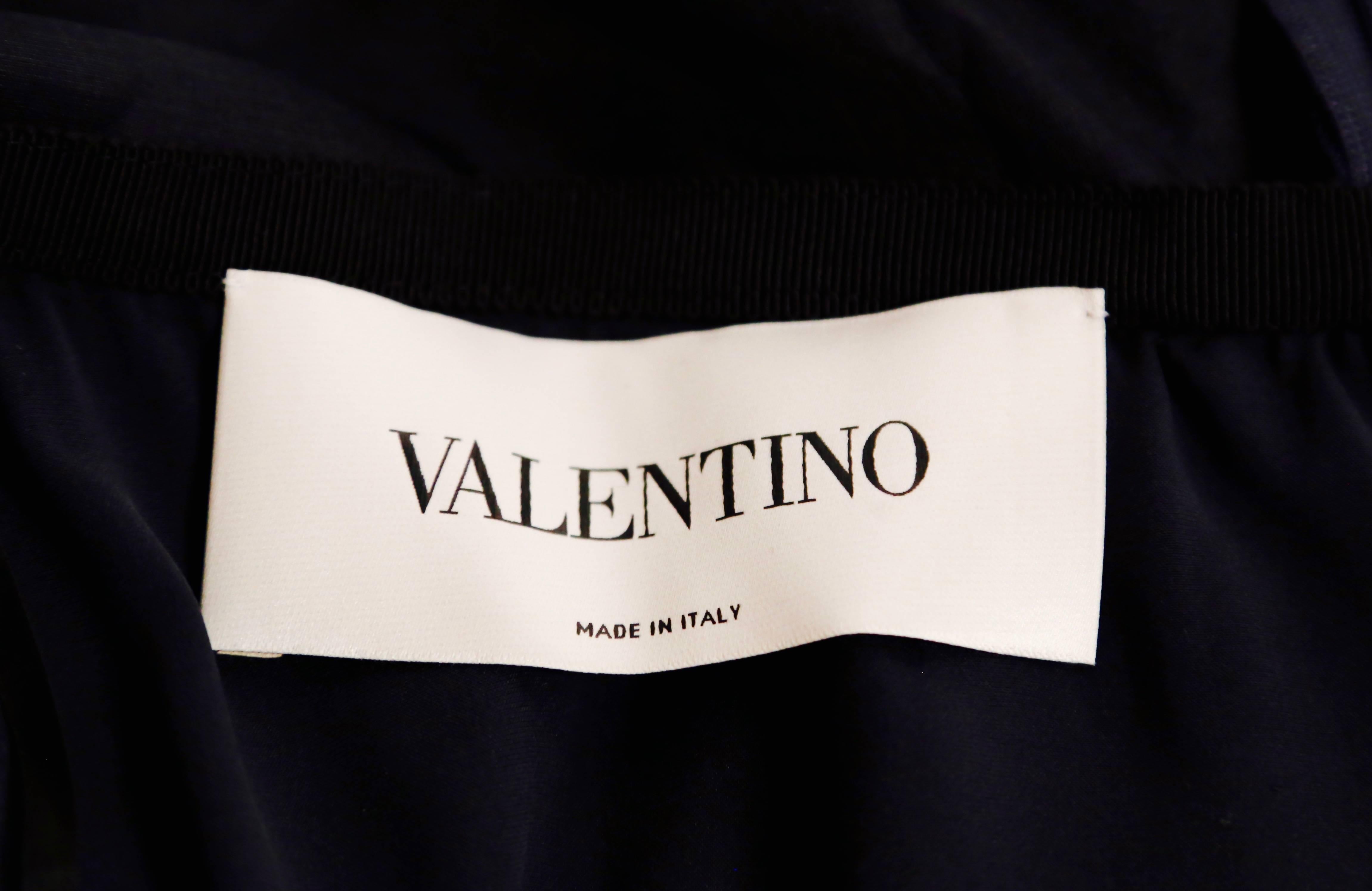 new 2016 VALENTINO robe de défilé en soie noire avec plis plissés et drapé élégant en vente 1