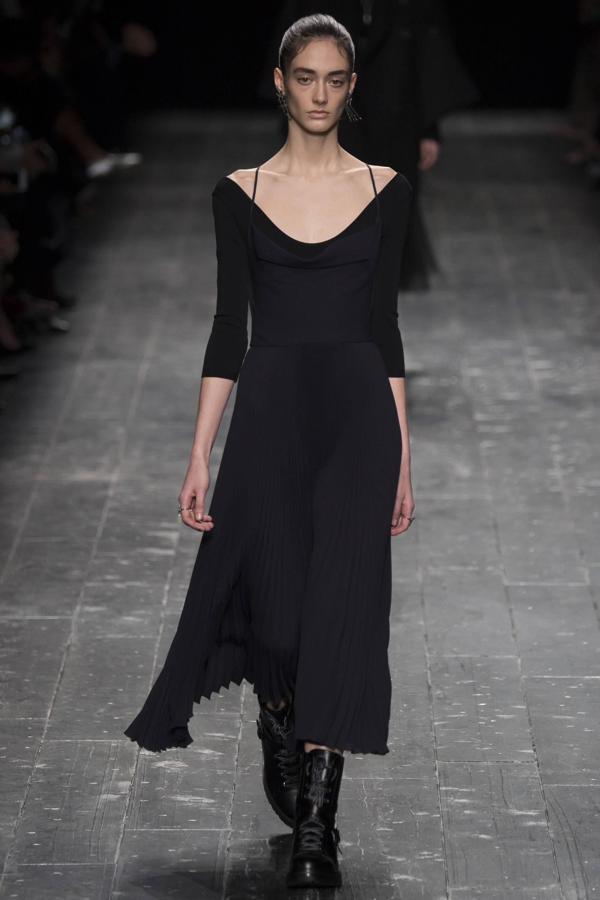 new 2016 VALENTINO black silk runway dress with plissé folds and elegant draping For Sale 5