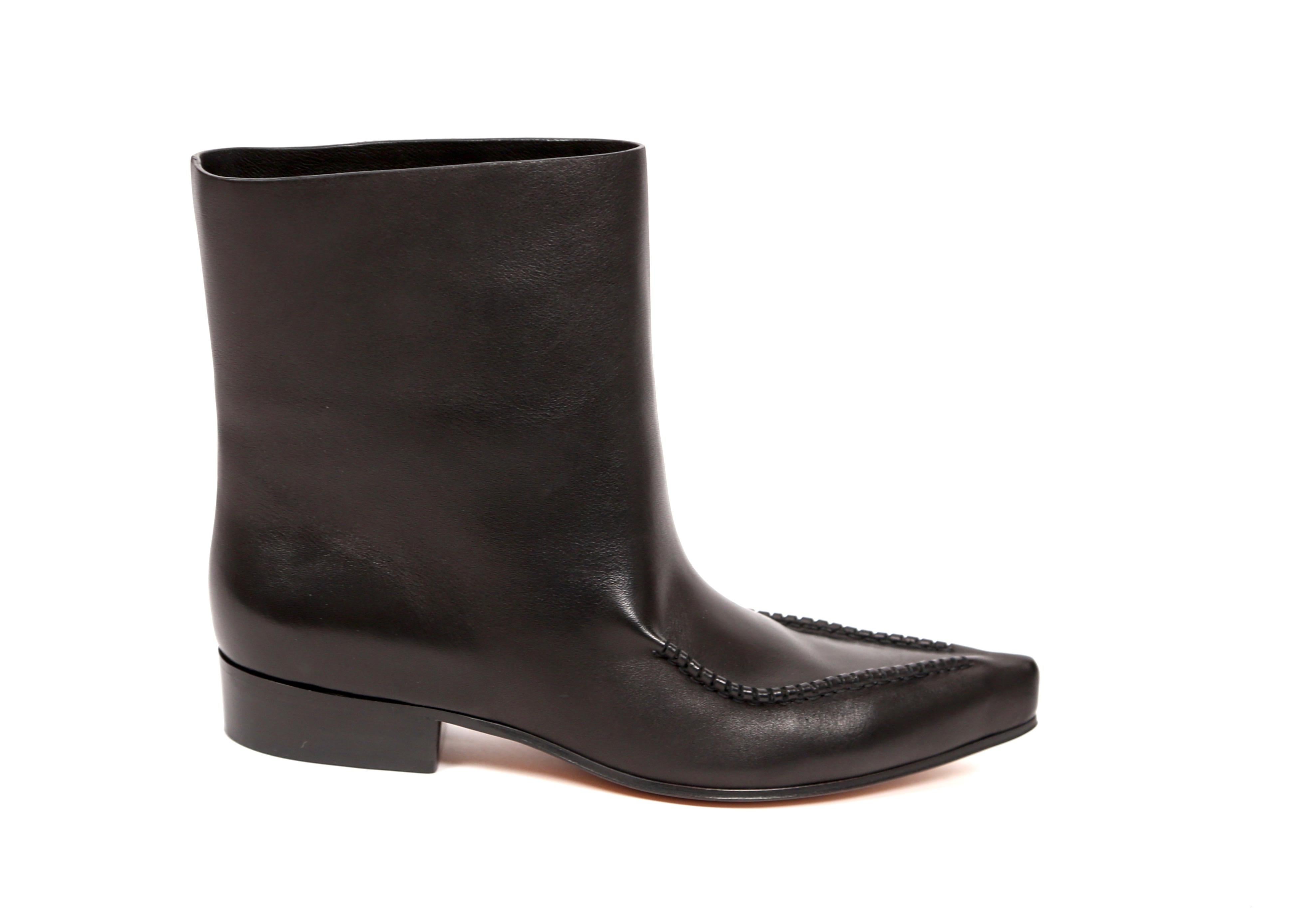 Bottines 'Santiag' en cuir noir conçues par Phoebe Philo pour Celine exactement comme vu sur le défilé de l'automne 2017. Taille française 40::5. Orteil pointu. Style 