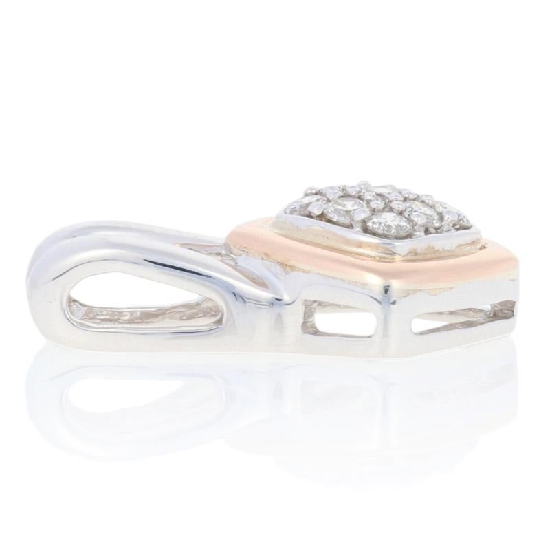Pays d'origine : Inde
Contenu métallique : Argent sterling et or 14k garantis comme estampillés

Informations sur les pierres : 
Diamants naturels  
Clarté : I2 
Couleur : I - J 
Coupe : Brillant rond
Total des carats : 0.20ctw 
 
Mesures : 18,6 mm