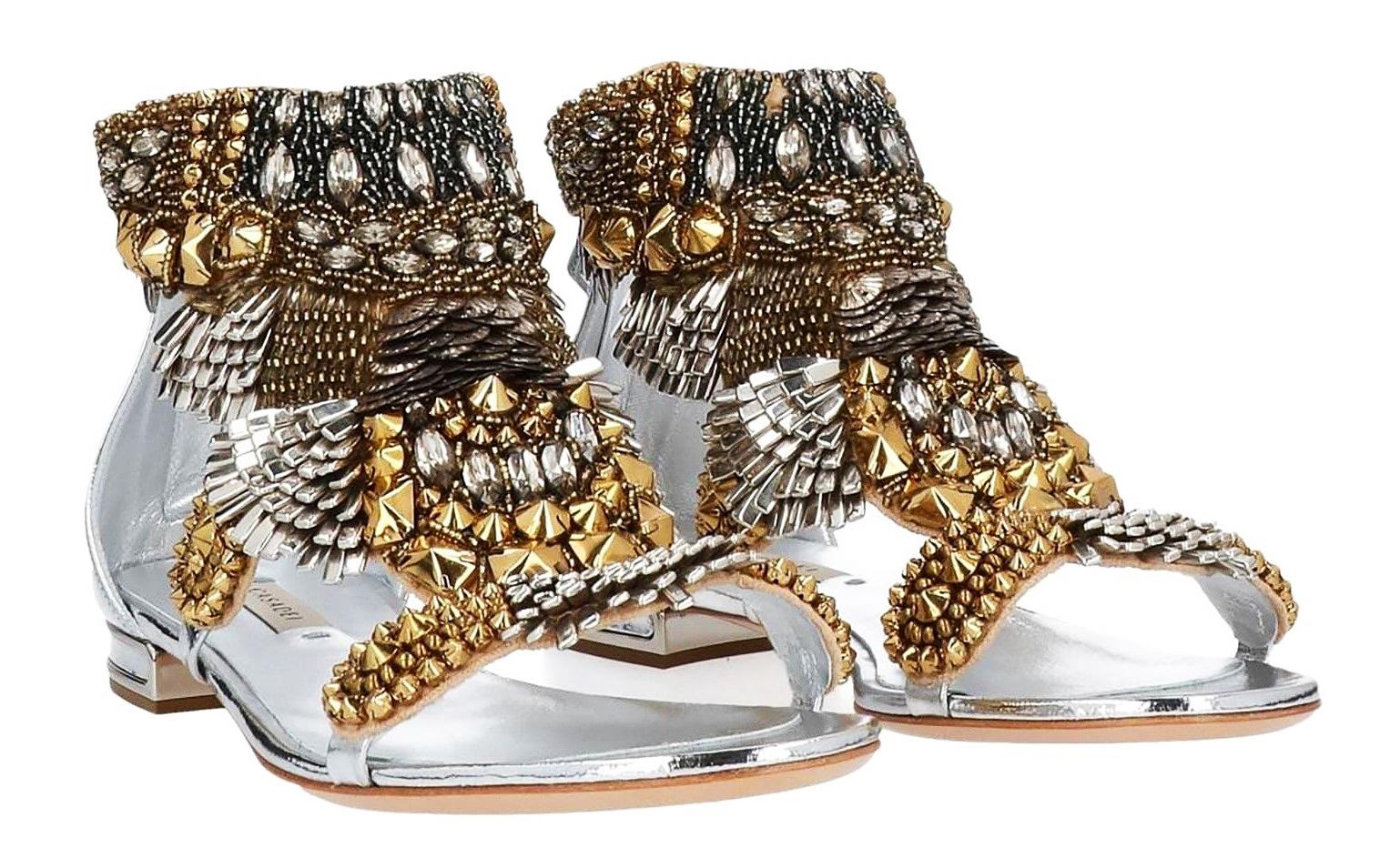 NWT Casadei Leather Fully Embellished Flat Sandals
Italian size 36 - US 6
Silver Tone Patent Leather, Gold and Silver Tone Studs and Beads, Smoky Gray Crystals, Back Zip Closure, Leather Sole, Insole and Lining.
Heel Height - 0.5 inches
Made in