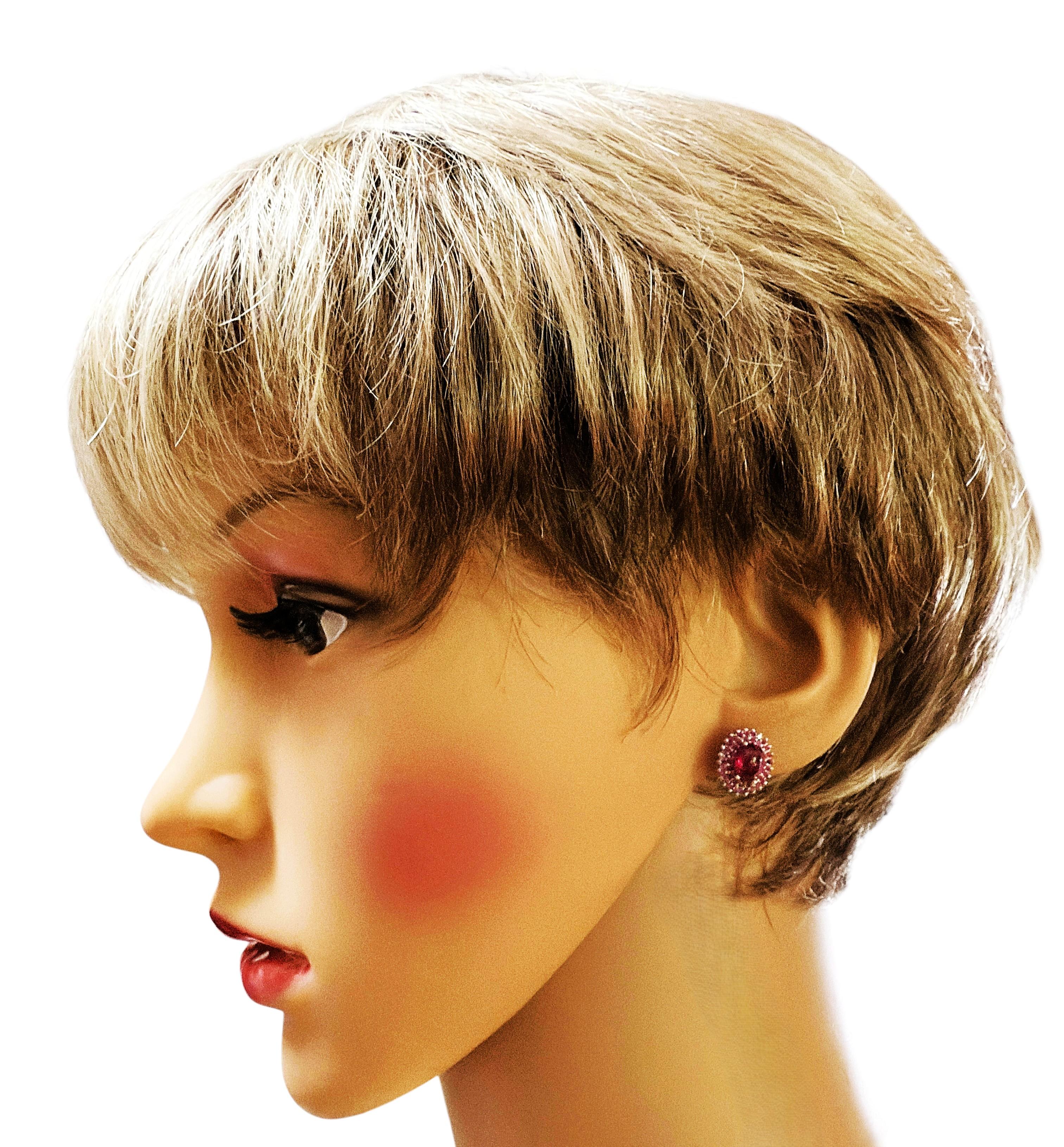 Ces boucles d'oreilles sont très cool.  Ils font leur propre déclaration.  Les pierres principales proviennent de Madagascar et sont tout simplement exquises. Ce sont des pierres de très haute qualité.  Il s'agit de pierres de taille ovale de 1.14