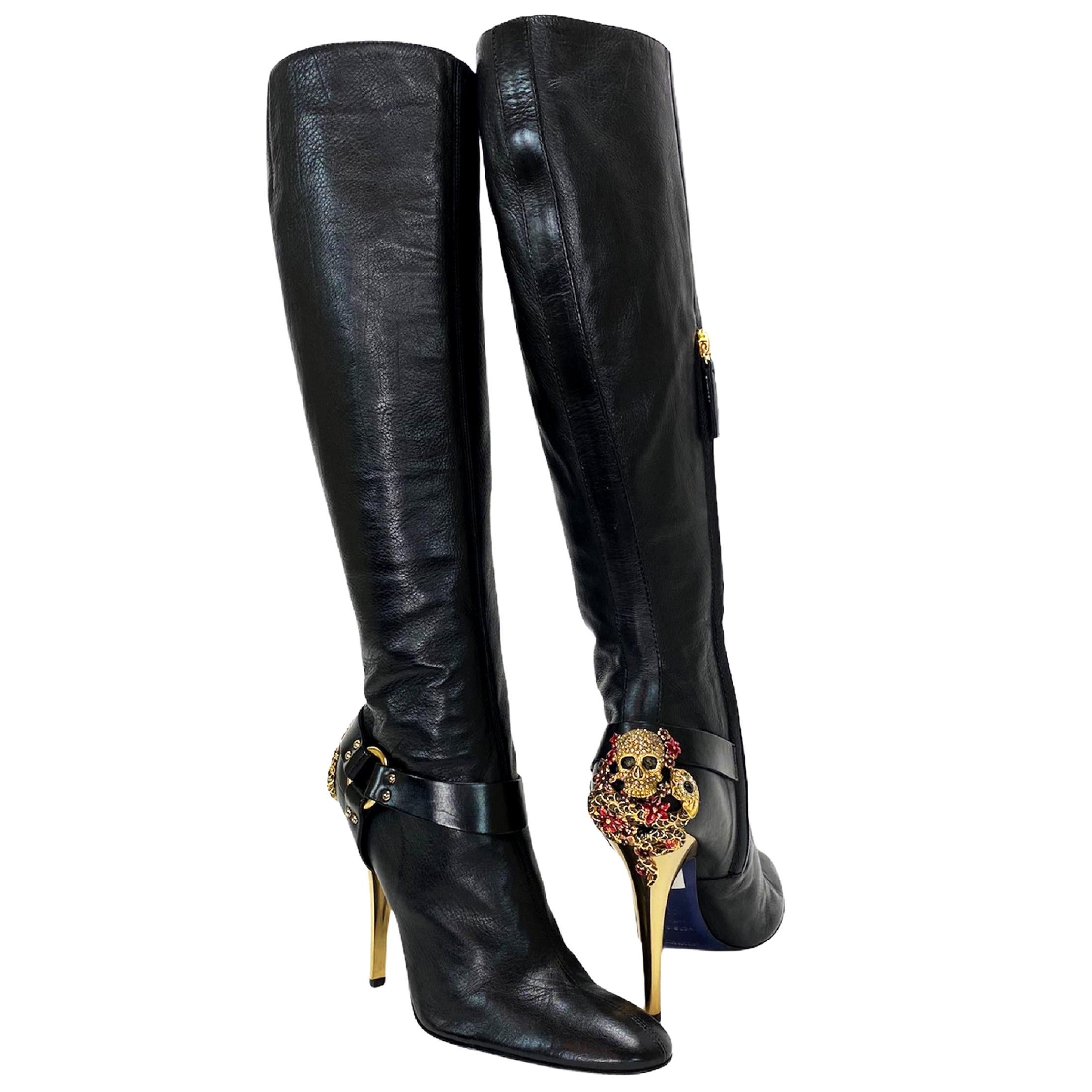 Neu $2.470 Roberto Cavalli ikonische Scull-Stiefel aus schwarzem Leder mit Swarovski-Muster 38,5 - 8,5