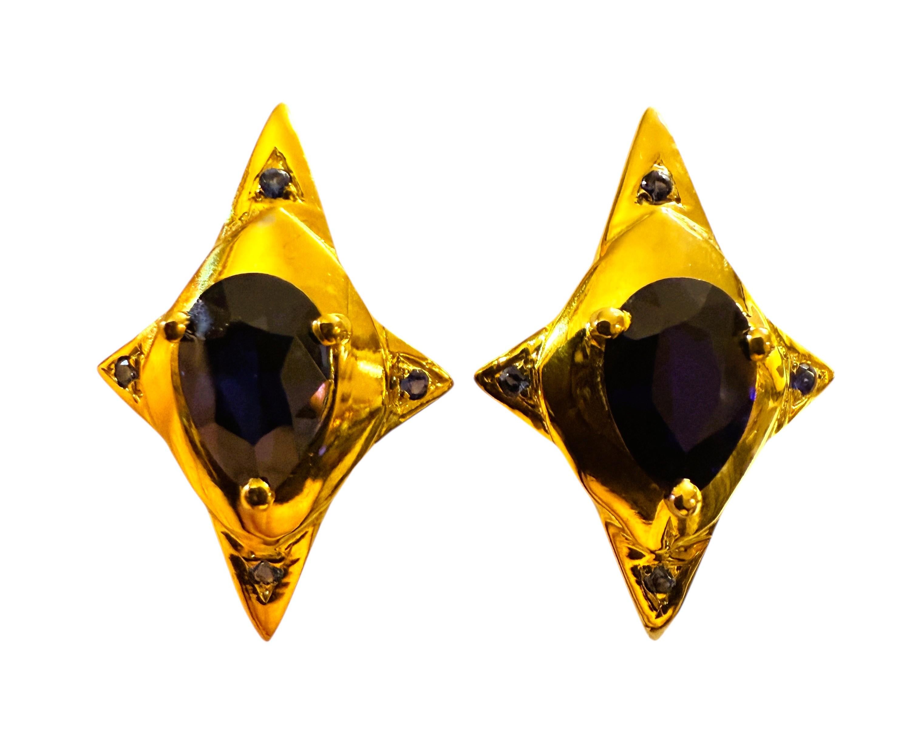 Diese Ohrringe sind einfach wunderschön!  Die Steine stammen aus Sri Lanka und haben 4,25 Karat.  Sie haben jeweils einen blauen Saphir im Ovalschliff mit den Maßen 9 x 6,5 mm. Die Ohrringe sind sternförmig und in einer schönen 24-karätigen