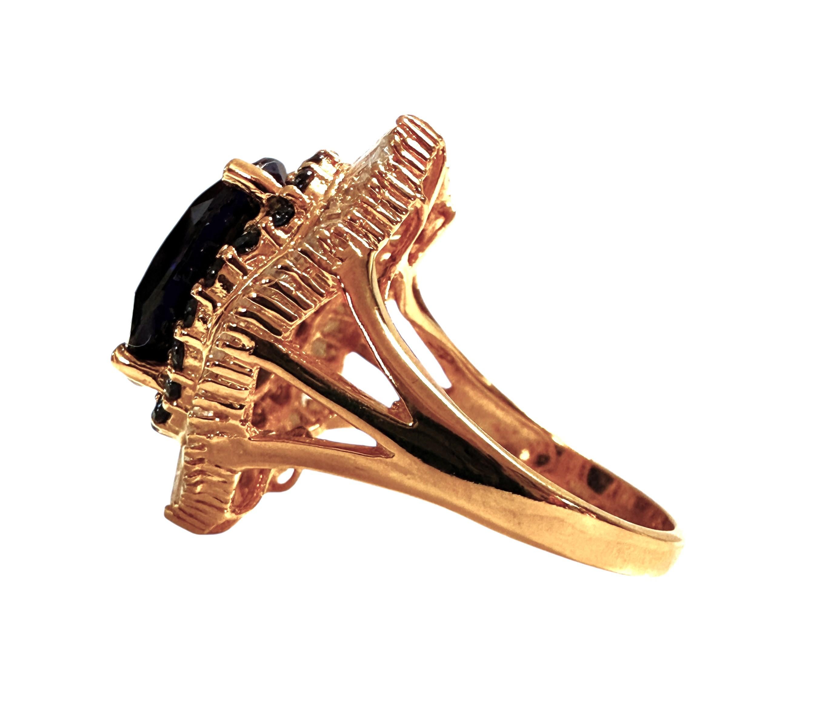 ¡Este anillo es simplemente impresionante!  Es una talla 7.  La piedra procede de Sri Lanka.  El anillo tiene un zafiro central ovalado de 13.60 quilates.  Mide 13,5 x 11,5 mm y está rodeada de zafiros azules talla diamante y éstos de zafiros