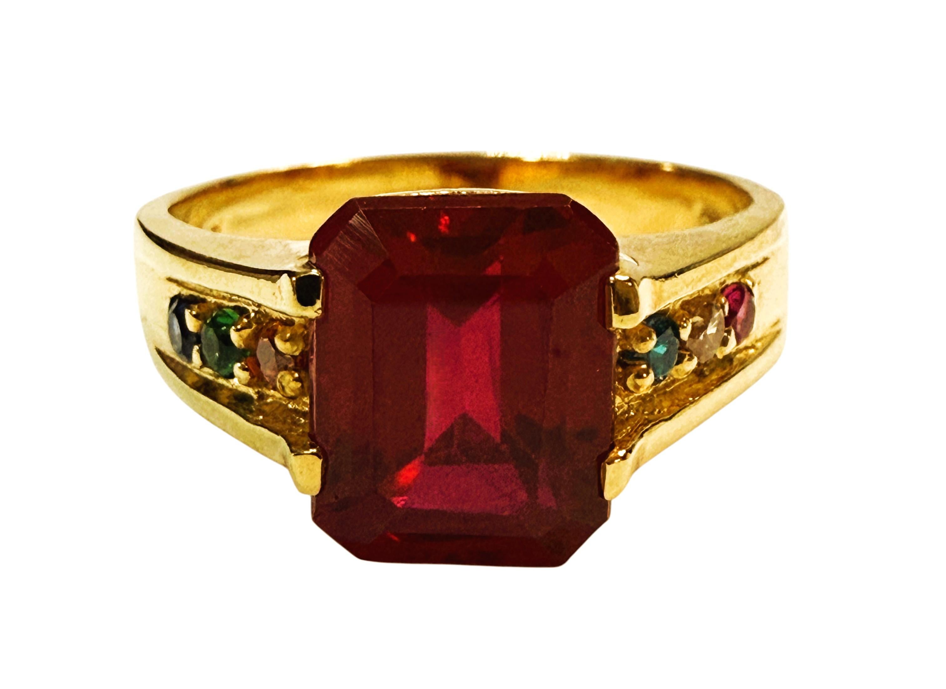 Was für ein wunderschöner Ring!  Die Steine sind aus Madagaskar und einfach wunderschön.  Der Ring ist eine Größe 8.75  Es gibt einen großen roten Saphir im Smaragdschliff, der 4,30 Karat wiegt.  Er misst 10 x 8 mm.  Außerdem befinden sich 3 rote,
