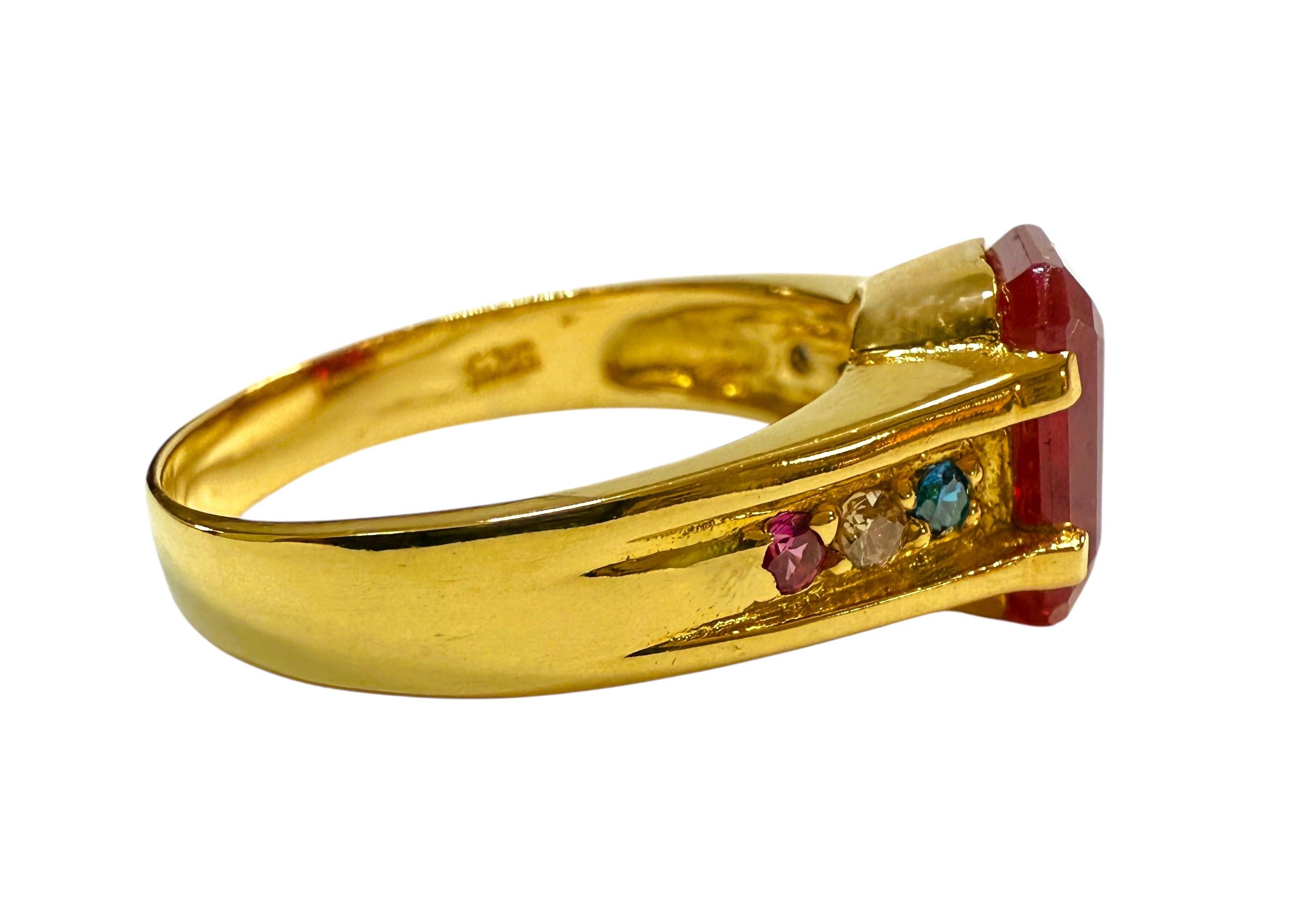 New 24k Y Gold plattiert 4,30 Karat Rot & Diamantschliff Saphir Sterling Ring (Smaragdschliff) im Angebot