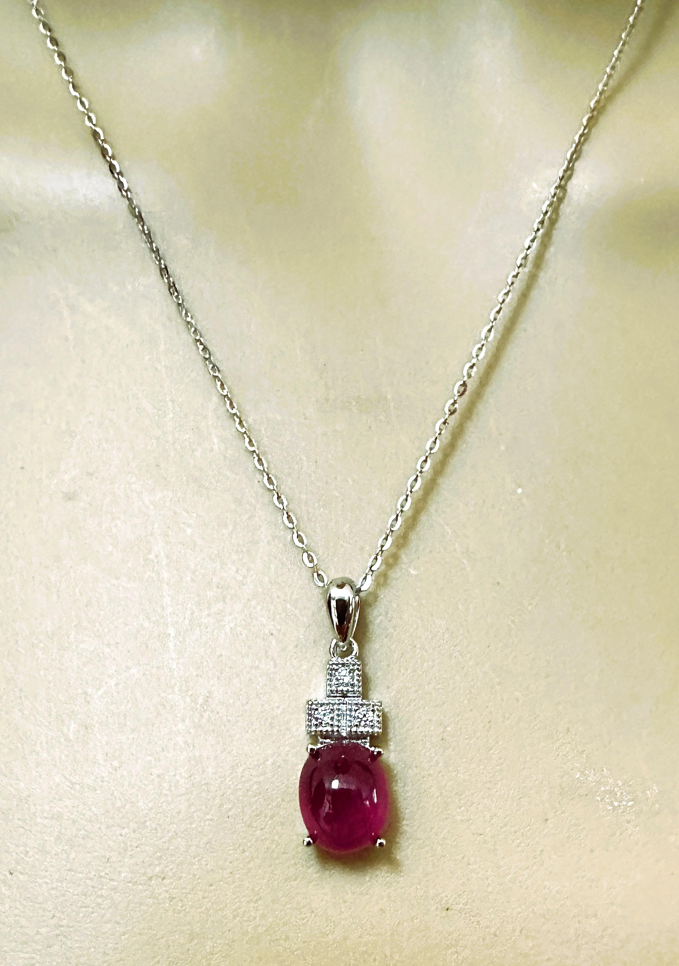 Dies ist eine sehr ansprechende Halskette.  Dieser Stein stammt aus Sri Lanka und hat eine wunderschöne rote Farbe.  Es handelt sich um einen oval geschliffenen Cabochon mit den Maßen 9,8 x 8,1 mm.  Er befindet sich in einer wunderschönen Fassung