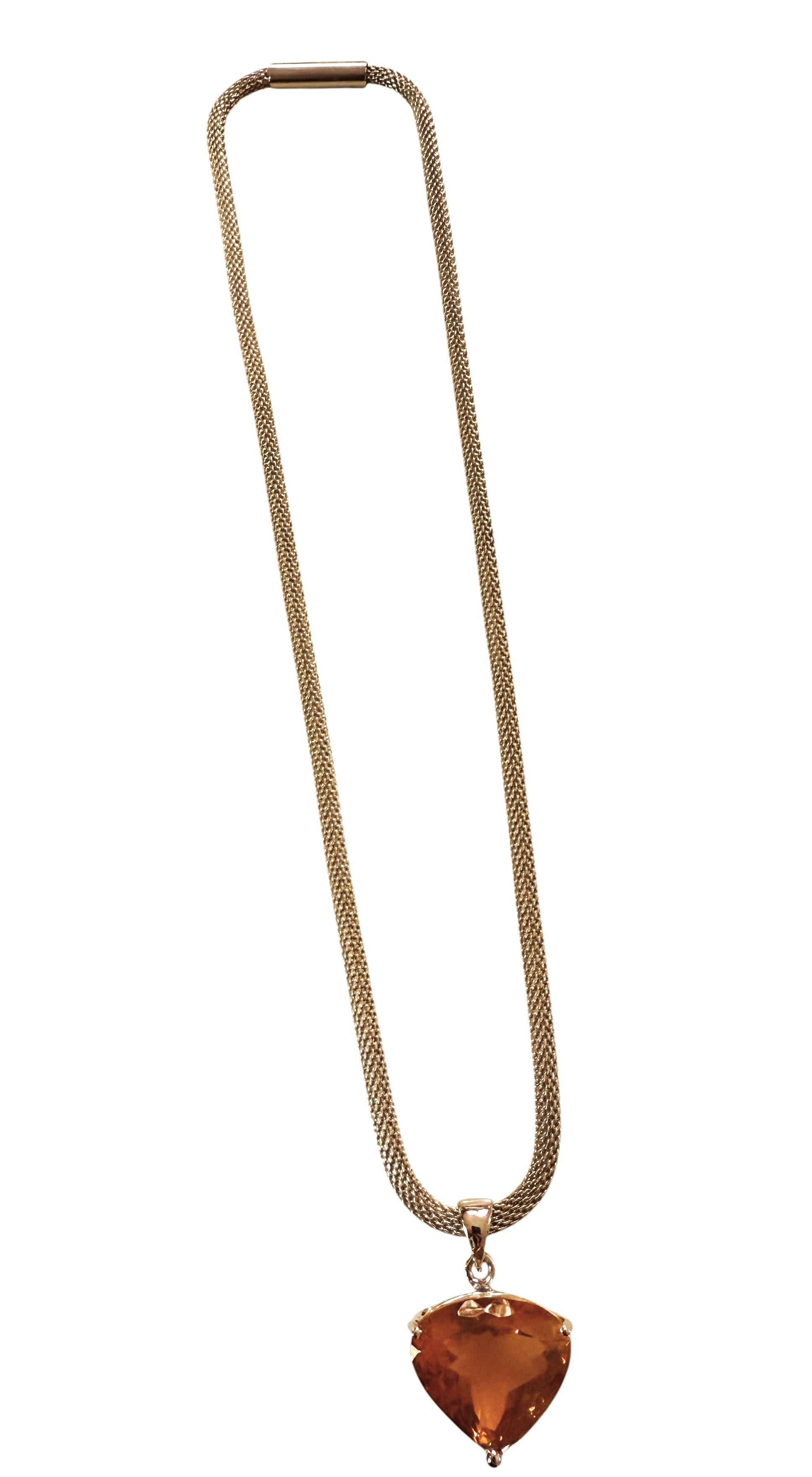 Ce pendentif est tout simplement magnifique !  La pierre provient du Brésil et est tout simplement exquise.   C'est une pierre de très haute qualité.   Il s'agit d'une pierre de 26 carats, taillée en trillion.  Le pendentif mesure 1,25 pouce de long